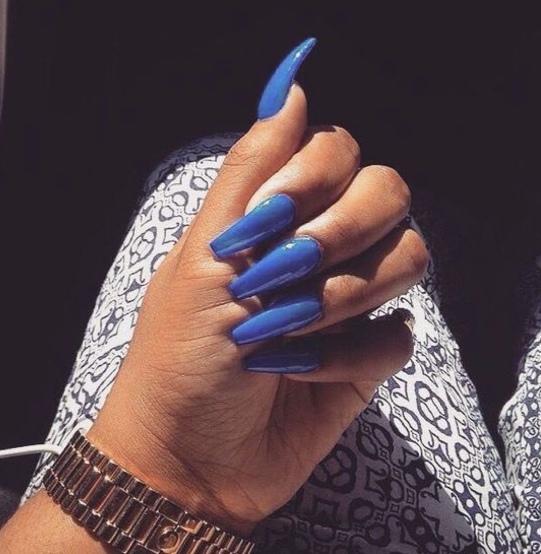 Длинный синий маникюр. Длинные синие ногти. Синие ногти длинные острые. Синие острые ногти. Синий маникюр на длинные ногти.