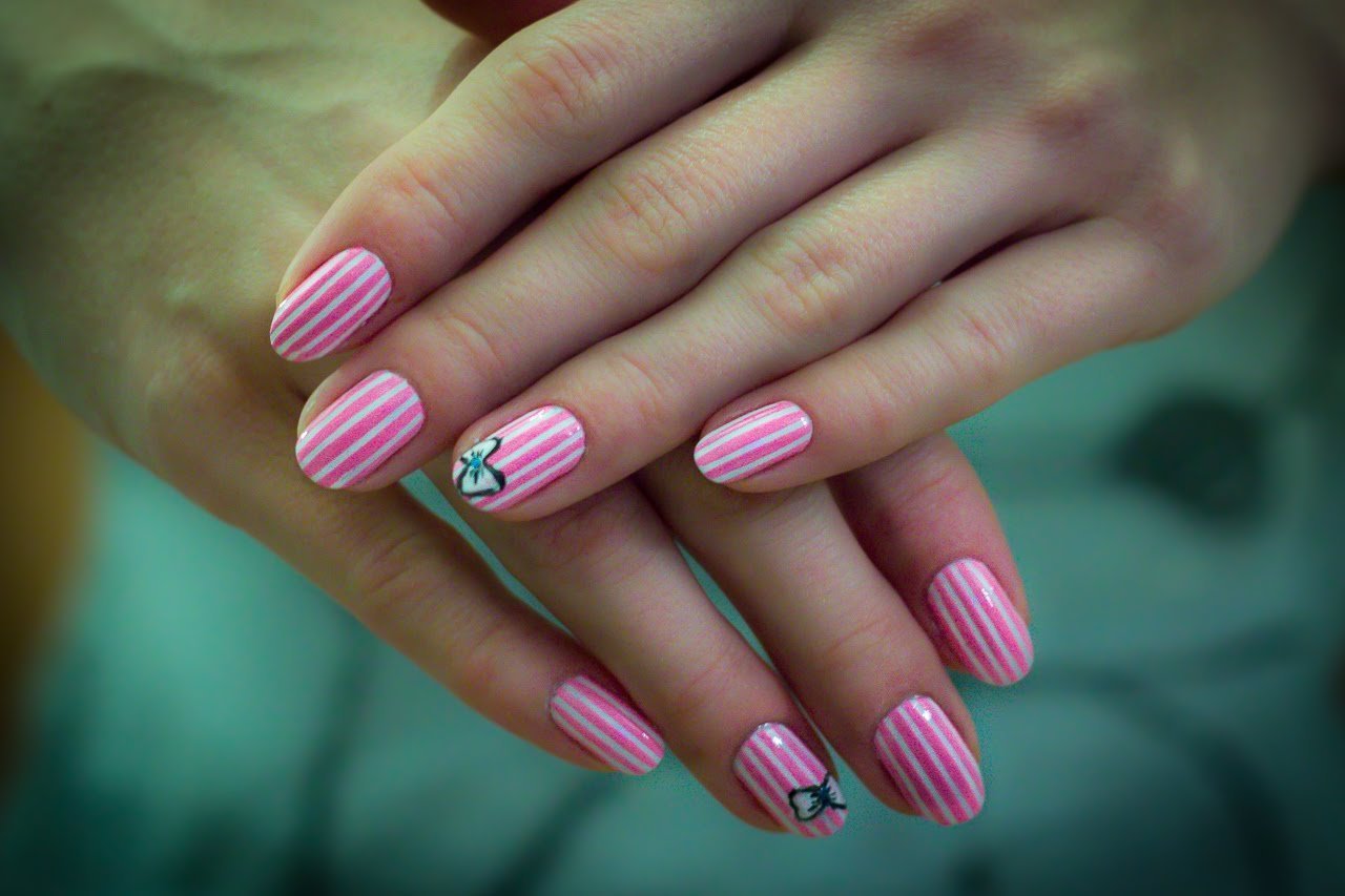 Гелевые ногти видео. Розовый маникюр. Ногти с полосками. Ногти розовые с полосками. Маникюр розовый с полосками.