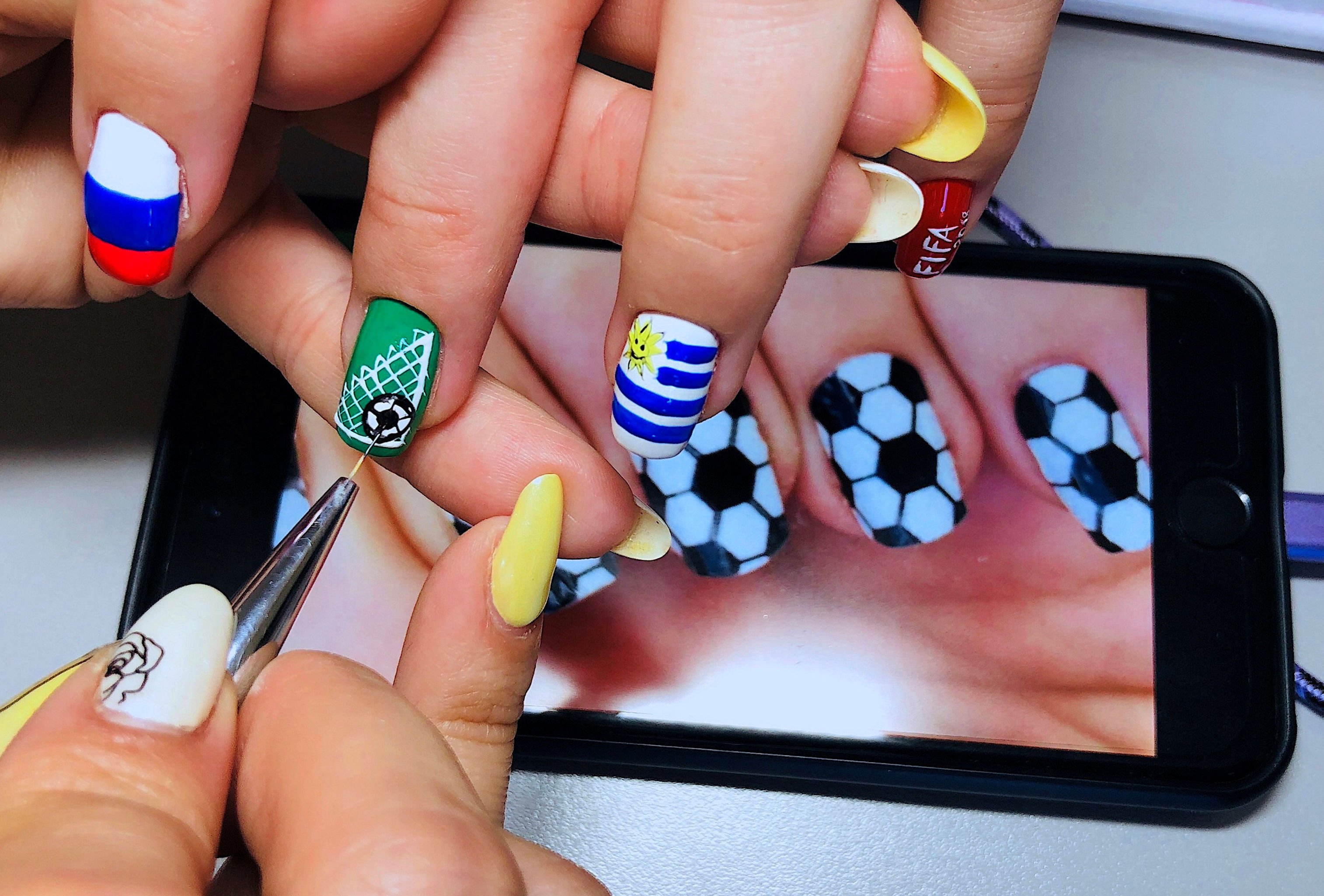 Ногти дизайн флаг. Маникюр футбольная тематика. Маникюр с футбольным мячом. Маникюр с флагом. Футбольный маникюр на короткие ногти.