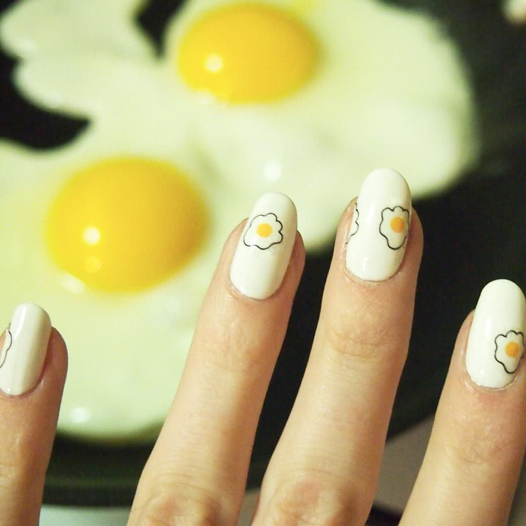 Дизайн ногтей яйца. Маникюр с яичницей. Маникюр перепелиное яйцо. Жёлтый маникюр перепелиное яйцо. Ногти с яичницей длинные.