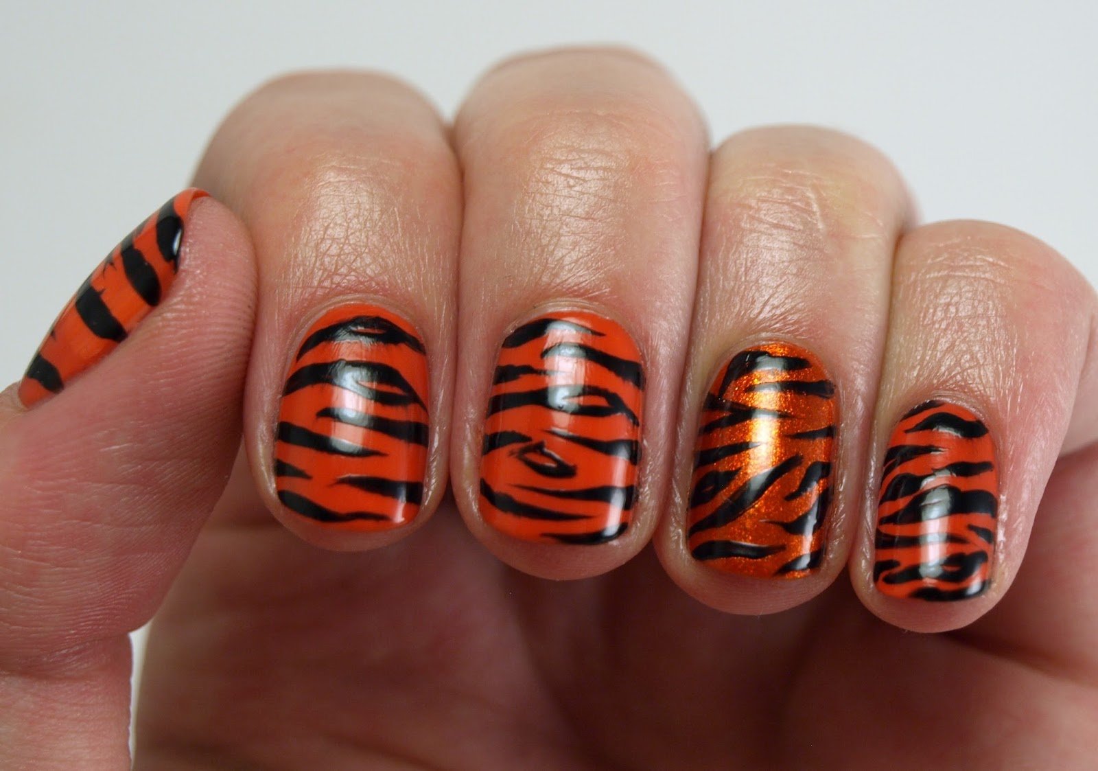 Тигровые ногти дизайн. Оранжевые ногти. Тигровые полоски на ногтях. Маникюр оранжевый с синим. Оранжевый маникюр с полосками.