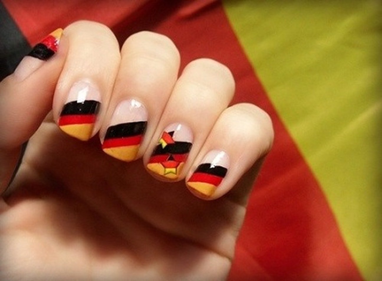 Ногти дизайн флаг. Маникюр с флагом. Маникюр с немецким флагом. Маникюр с флагом России. Ногти с армянским флагом.