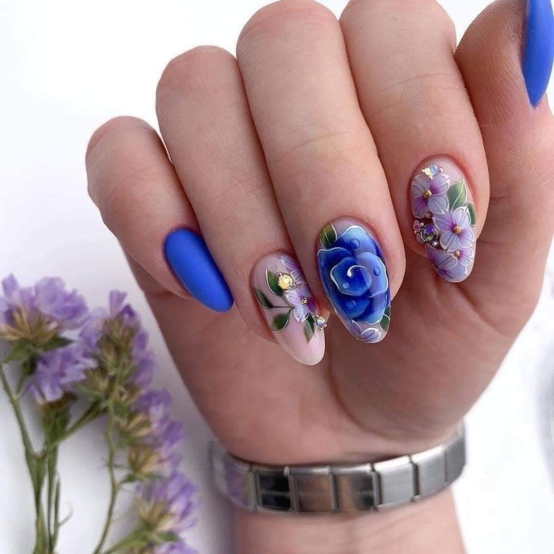 Маникюр на весну 2024 год фото. Цветы на ногтях. Маникюр с цветочками. Аникюрс цветами.