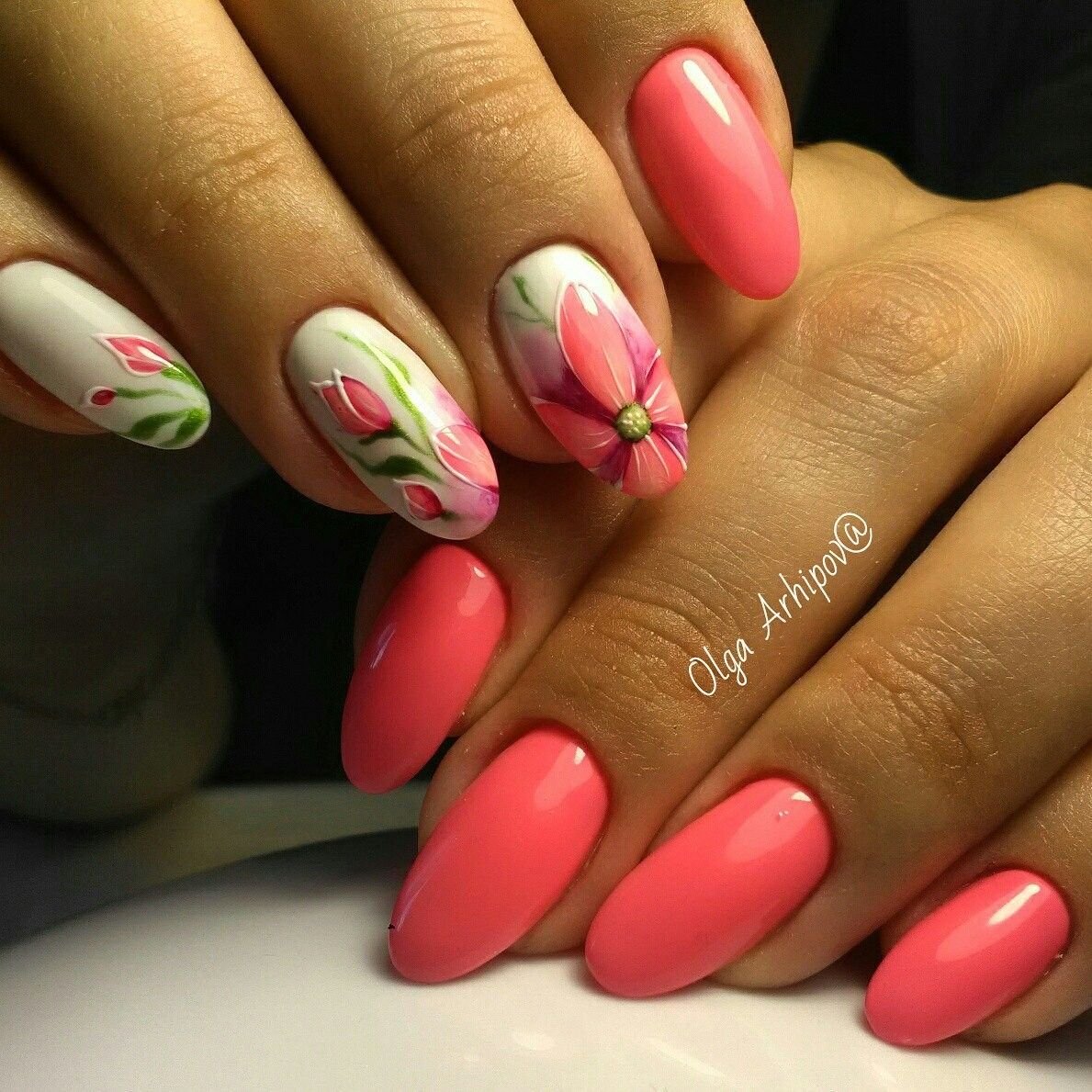 Тюльпаны на ногтях дизайн. Тюльпаны на ногтях. Маникюр с тюльпанами. Розовый маникюр с тюльпанами.