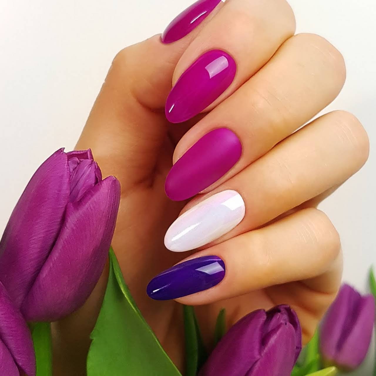 Какой цвет маникюра в марте. Весенние ногти. Тюльпаны на ногтях. Маникюр с тюльпанами. Сиреневые ногти с тюльпанами.