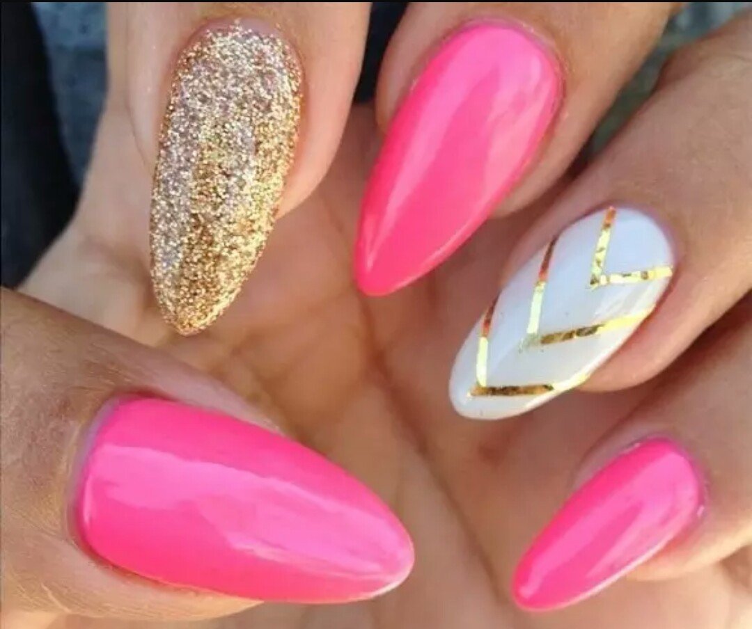 Ногти розовые золотые. Ногти розовые с золотом. Яркий маникюр с золотом. Розово золотые ногти. Ярко-розовый маникюр миндаль.