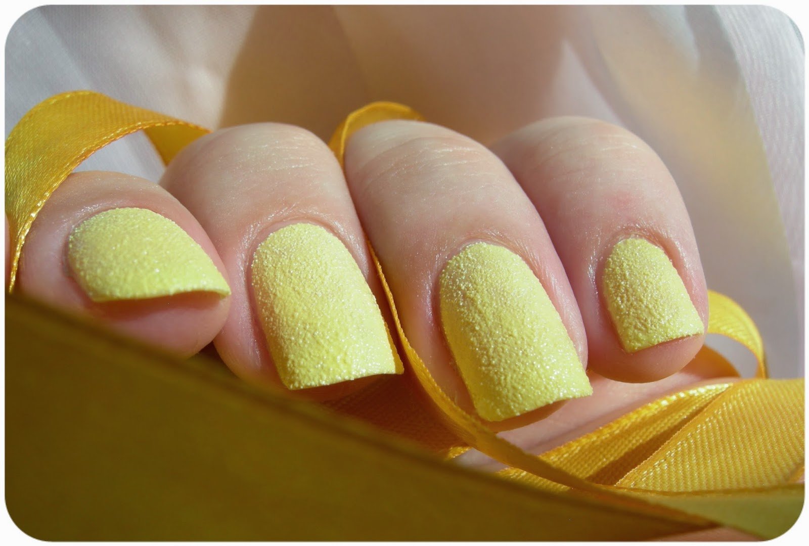 Лимонный дизайн ногтей. Бледно желтый маникюр. Ногти желтого цвета. Ногти нежно желтого цвета. Лимонные ногти.
