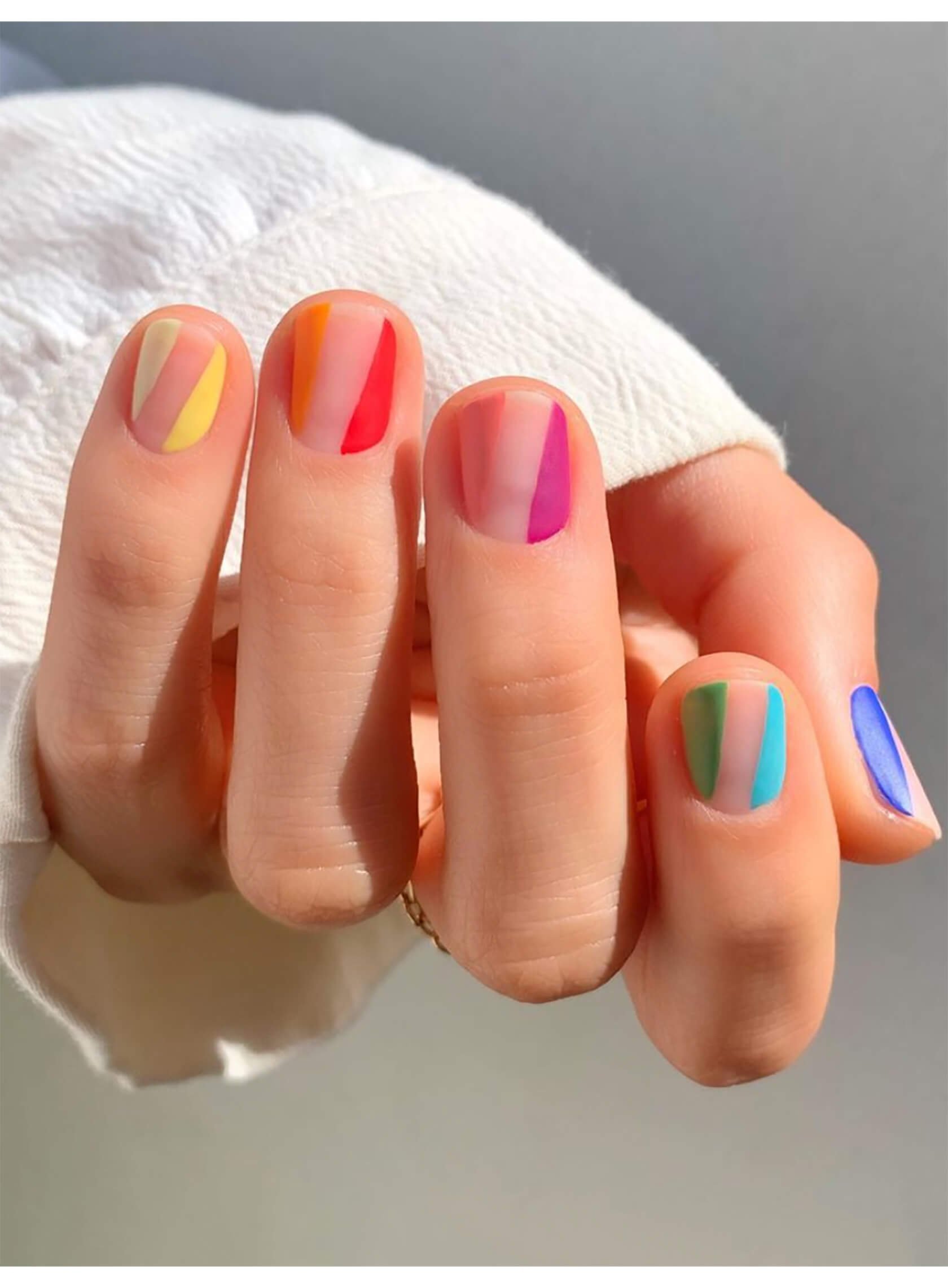 Цветной маникюр короткие ногти. Разноцветный маникюр. Многоцветный маникюр. Разноцветные ногти короткие. Модный маникюр разноцветный.
