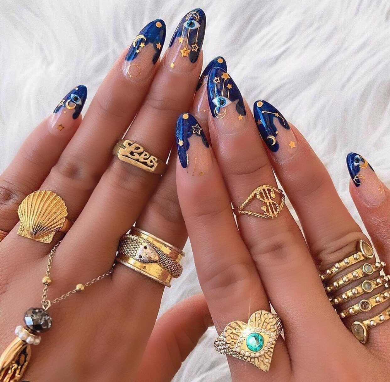 Мусульманские ногти. Ногти синие с золотом. Маникюр синий с золотым. Маникюр синий с золотом. Ногти в арабском стиле.