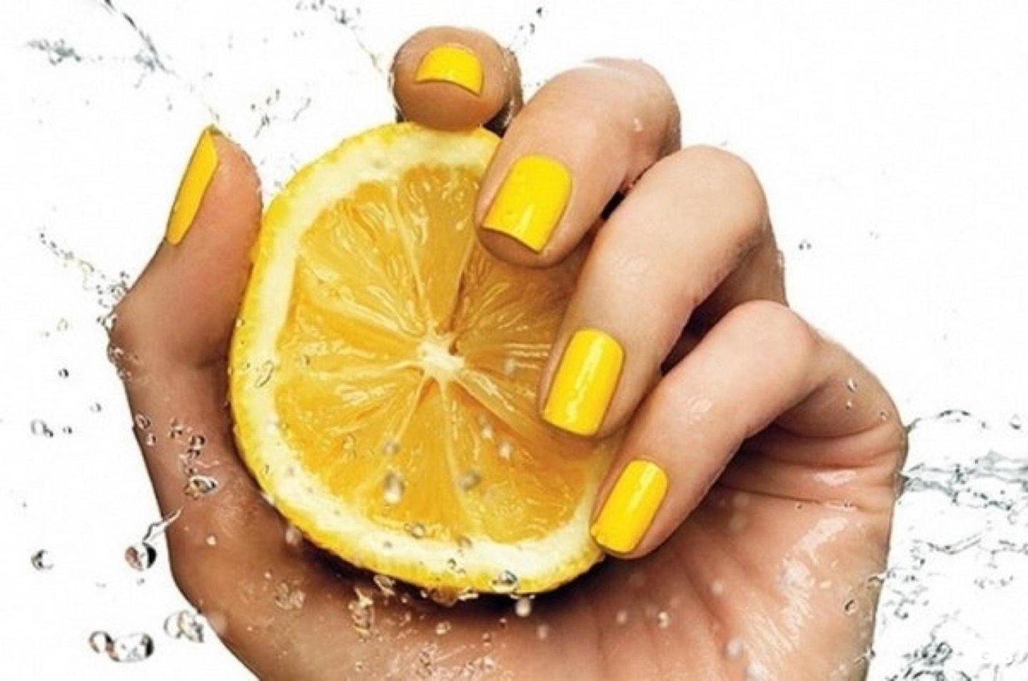 Лимонный шугаринг. Желтый маникюр с лимоном. Маникюр на желтом фоне. Цитрусовые ногти.