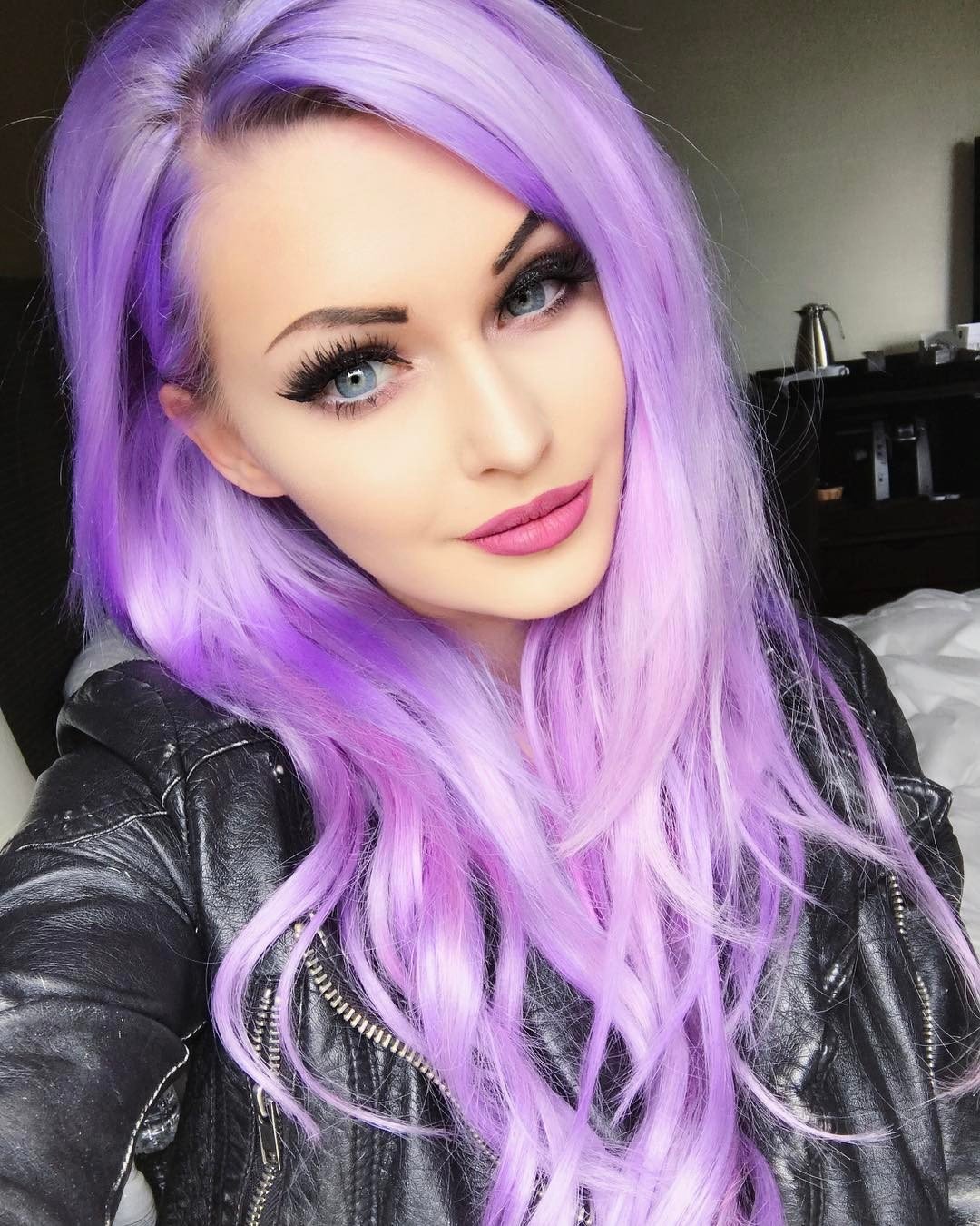 Оливия Обрайн с фиолетовыми волосами