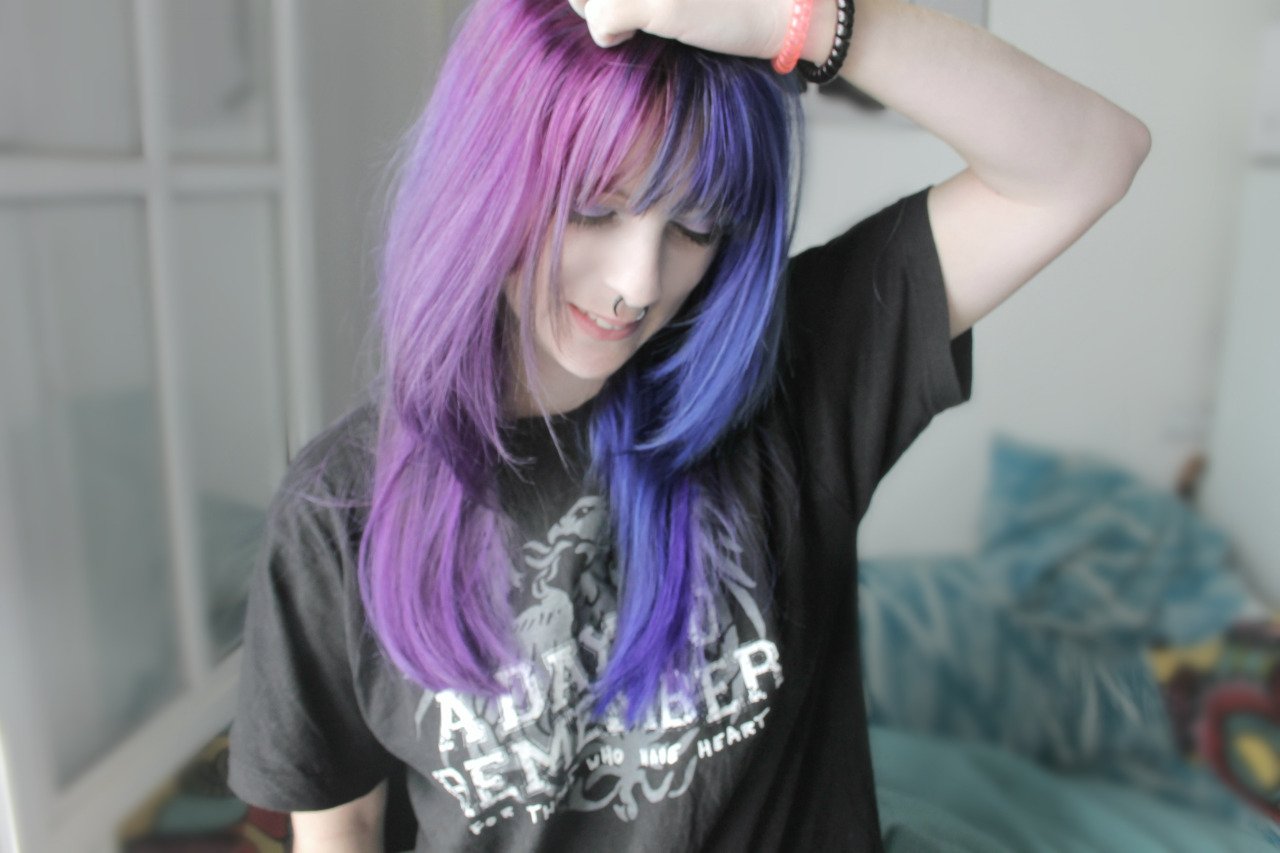 Подросток с фиолетовыми волосами