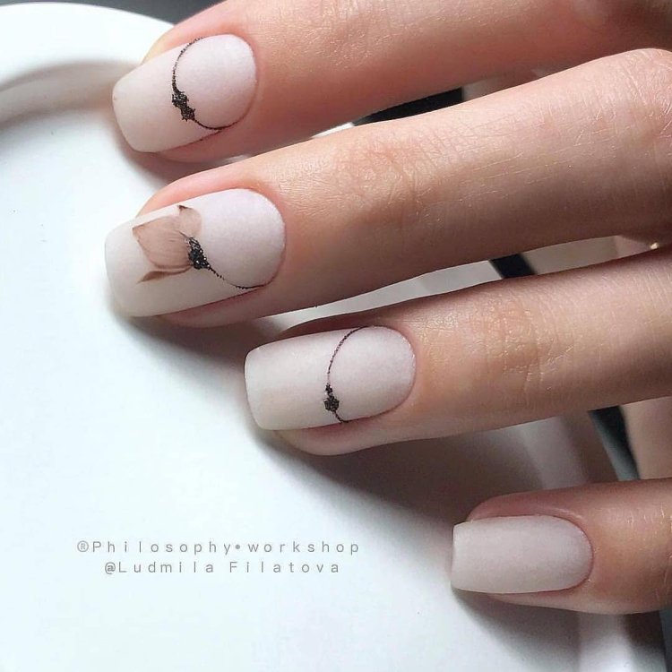 Маникюр на короткие ногти бежевый цвет с дизайном на короткие ногти
