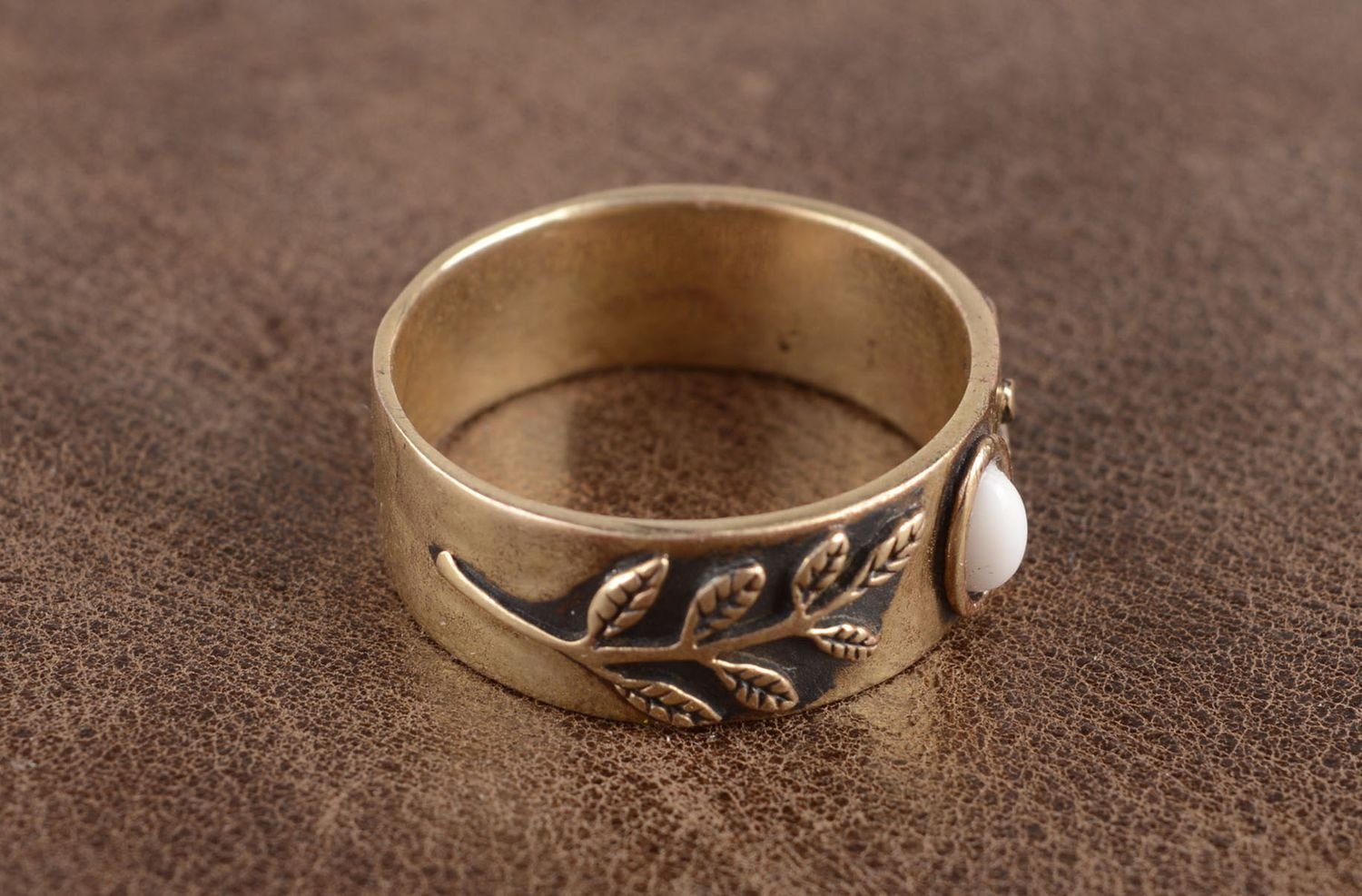 Бронзовое кольцо история жизни обычной семьи 50. Бронзовое кольцо. Кольцо из бронзы. Бронзовые кольца женские. Перстень бронза.
