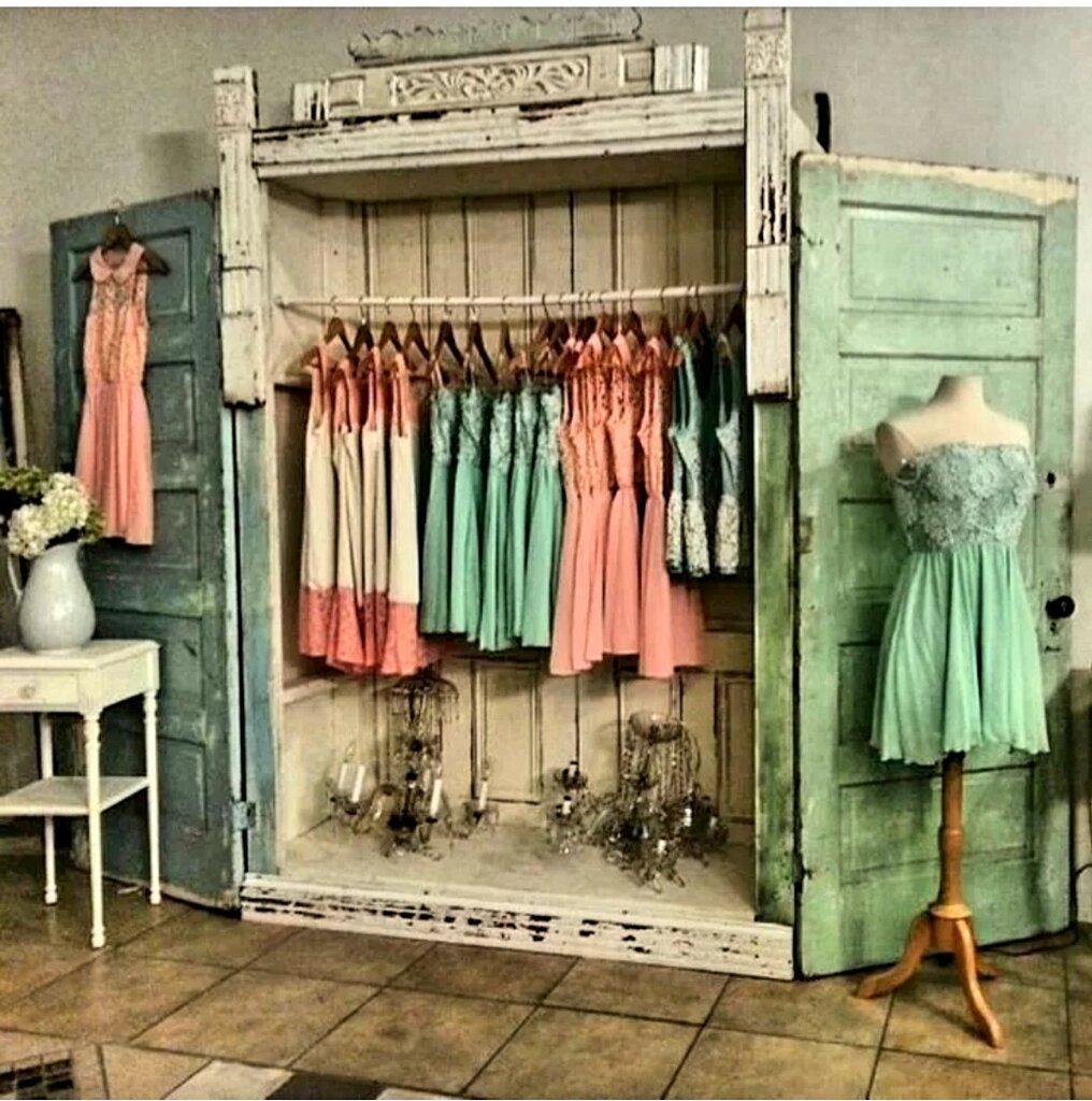 Шкафы ретро стиль. Винтажные вещи. Шкаф для одежды в стиле Винтаж. Антикварный шкаф для одежды. Магазины одежды в стиле Винтаж.