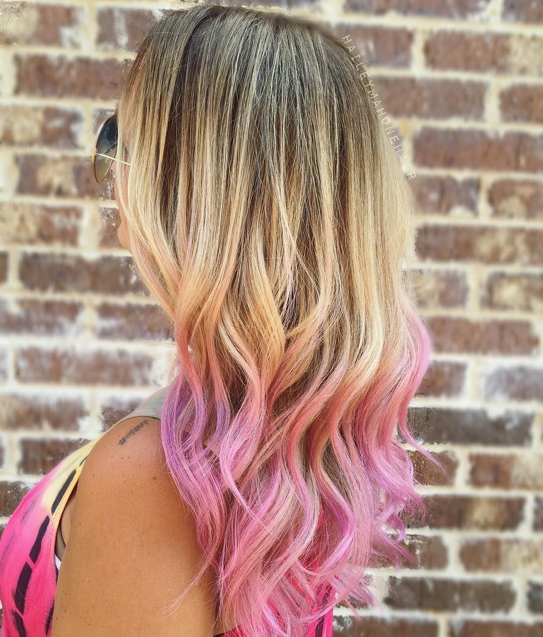 Каким цветом можно покрасить русые волосы. Розовые пряди. Розовые кончики волос. Розовые пряди на светлых волосах. Яркие кончики волос.