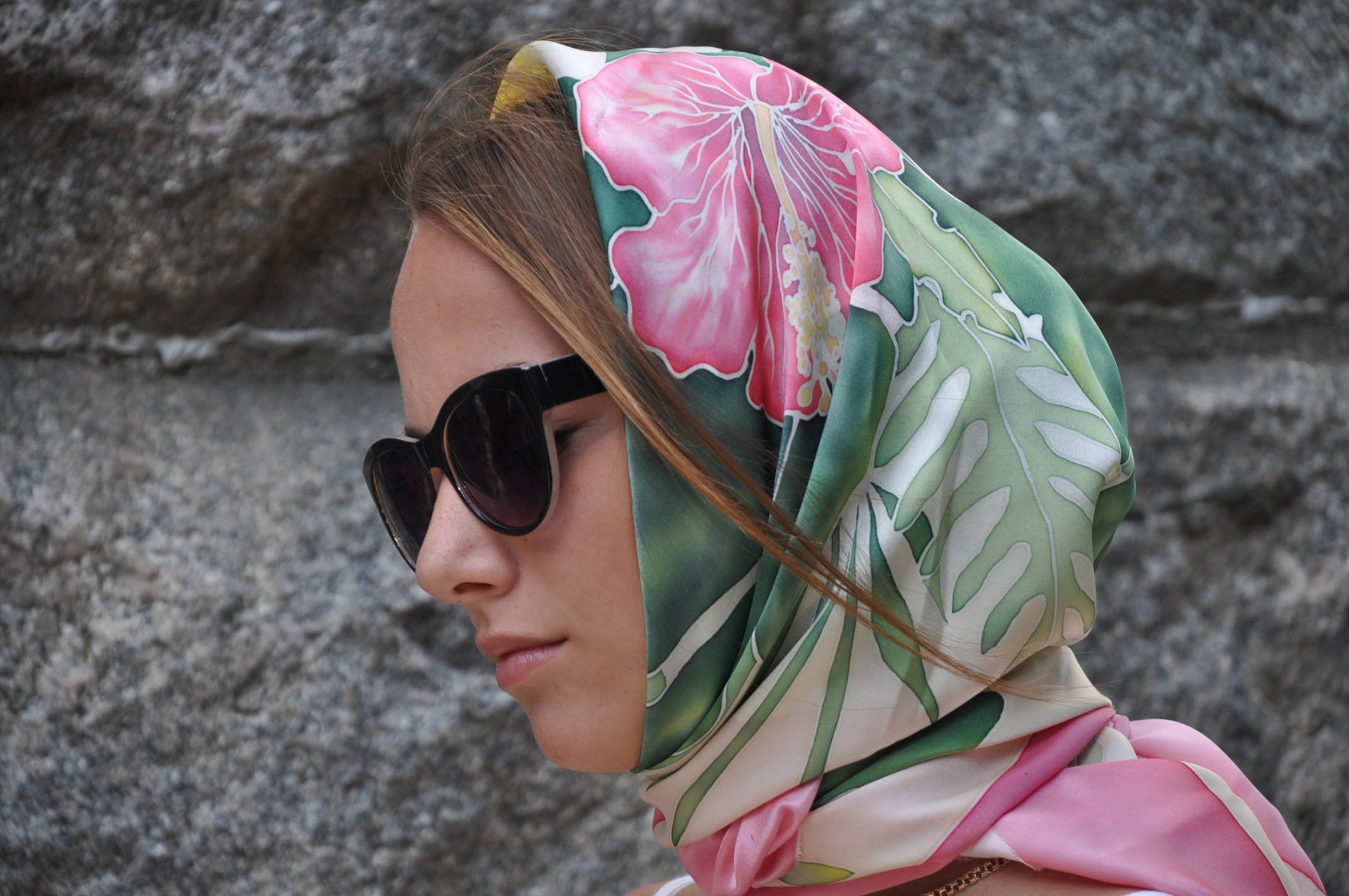 Платки на голову от солнца. Платок на голову. Шелковый платок на голову. Шелковый шарф на голове. Косынка на голову.