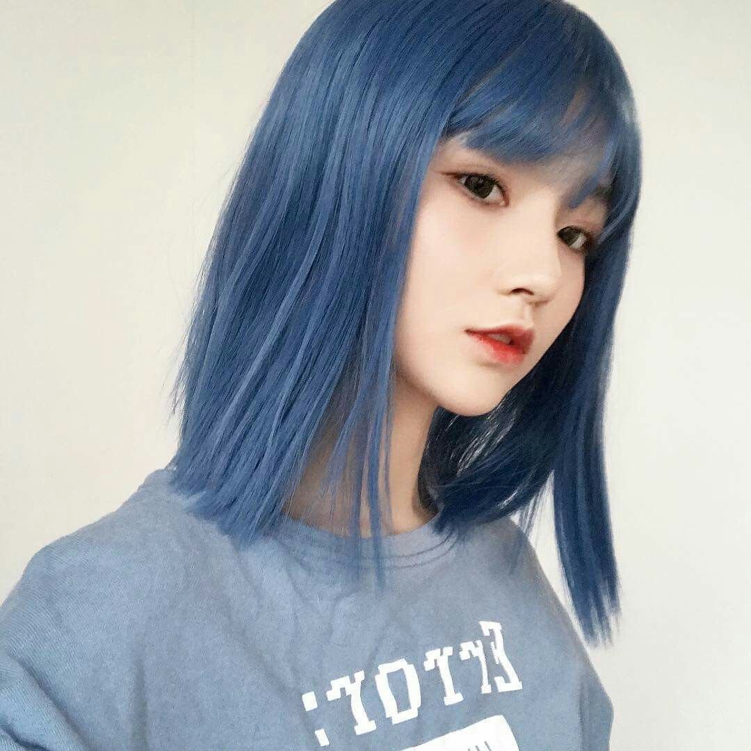 Азиатка с голубыми волосами