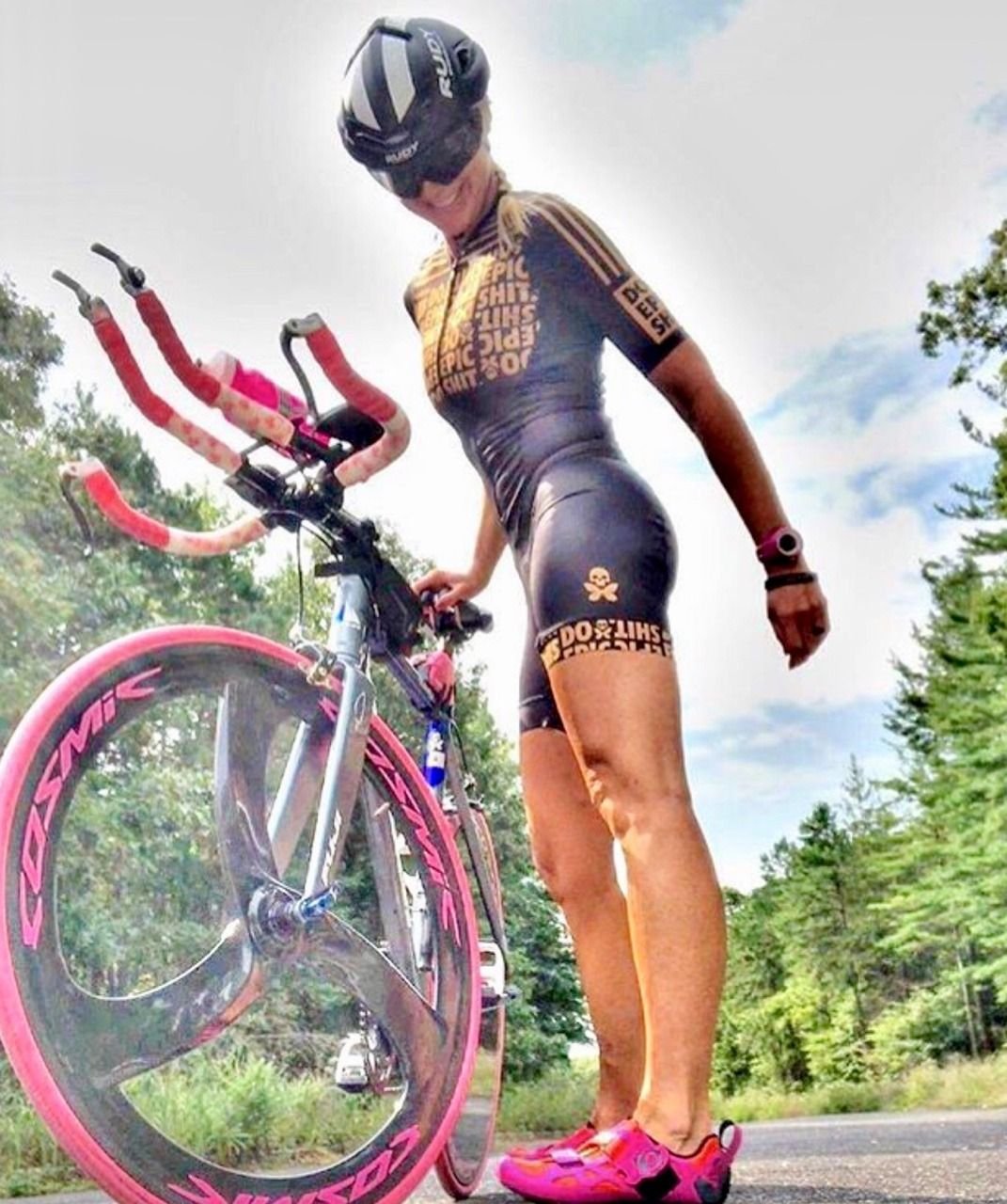 Девушки в велосипедках 18. Робин Стюарт велосипедистка. Велосипедистка Дениз БЕТСИМА. Велосипедный костюм женский. Одежда для езды на велосипеде.