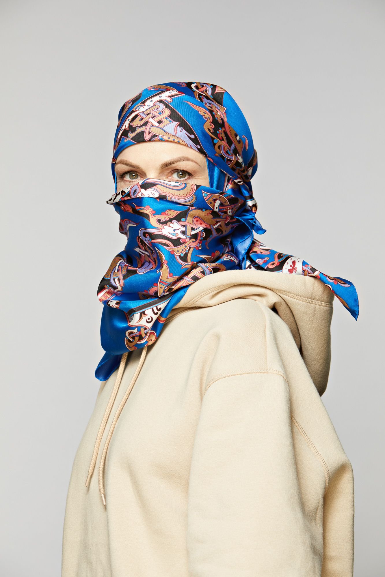 Платок арабка. Арабский платок. Арабский платок женский. Арабка в платке. Арабский платок на голову.