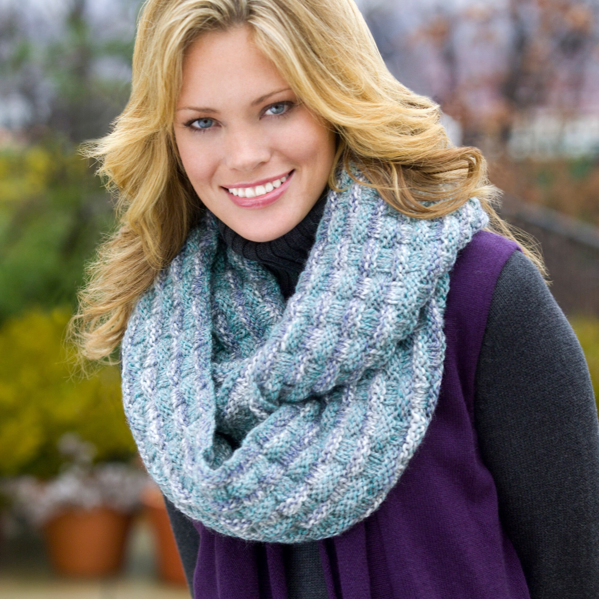 Современный шарф. "Ажурный шарф Kristin Benecken". Шарф-снуд. Вязаные шарфы. Шарф снуд спицами.