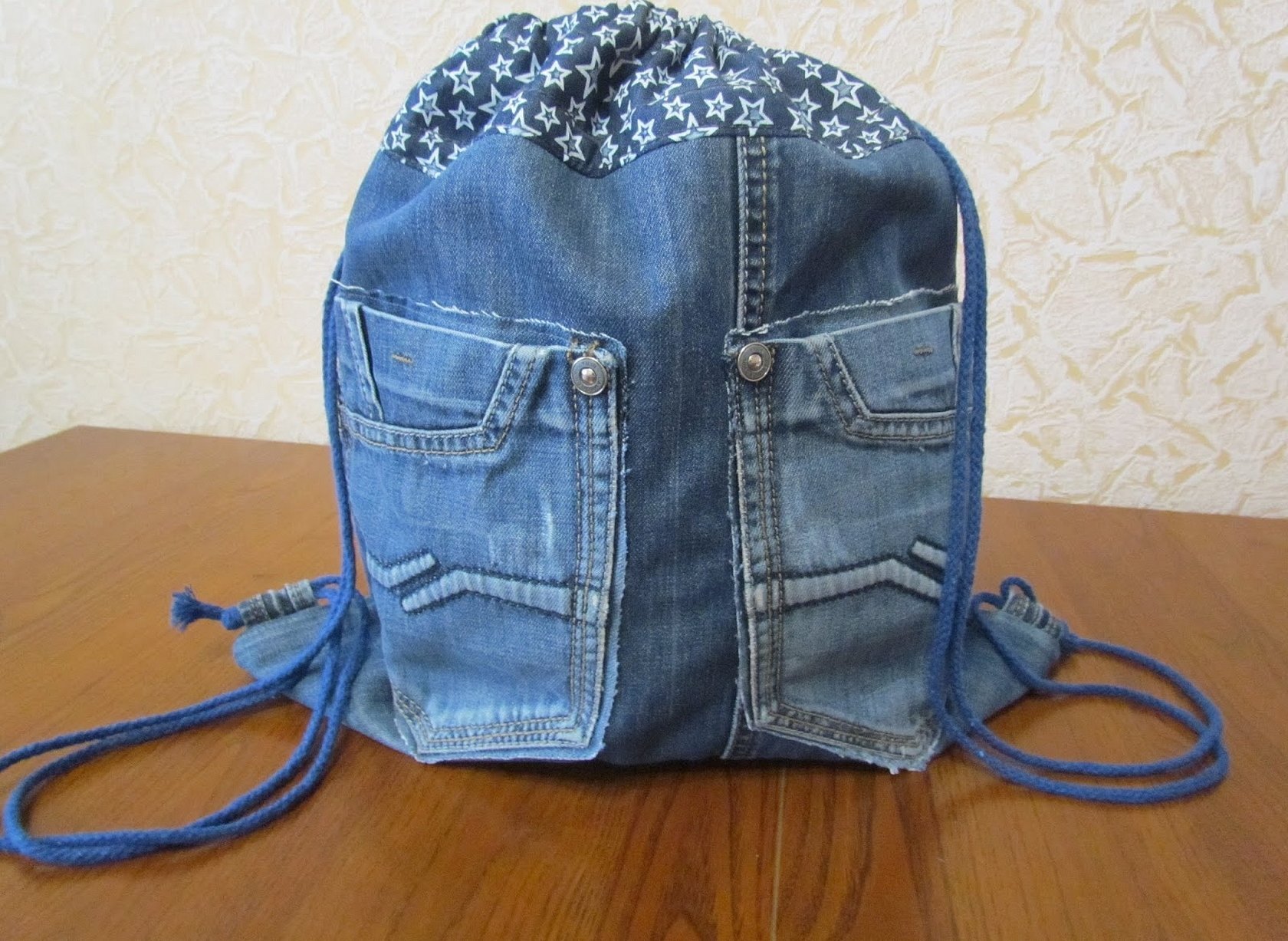Сшить рюкзак из джинсов своими руками. Рюкзак текстильный f3 (джинсовый) 25715ф. Рюкзак из старых джинсов. Рюкзак мешок из джинсов. Джинсовый рюкзак детский.