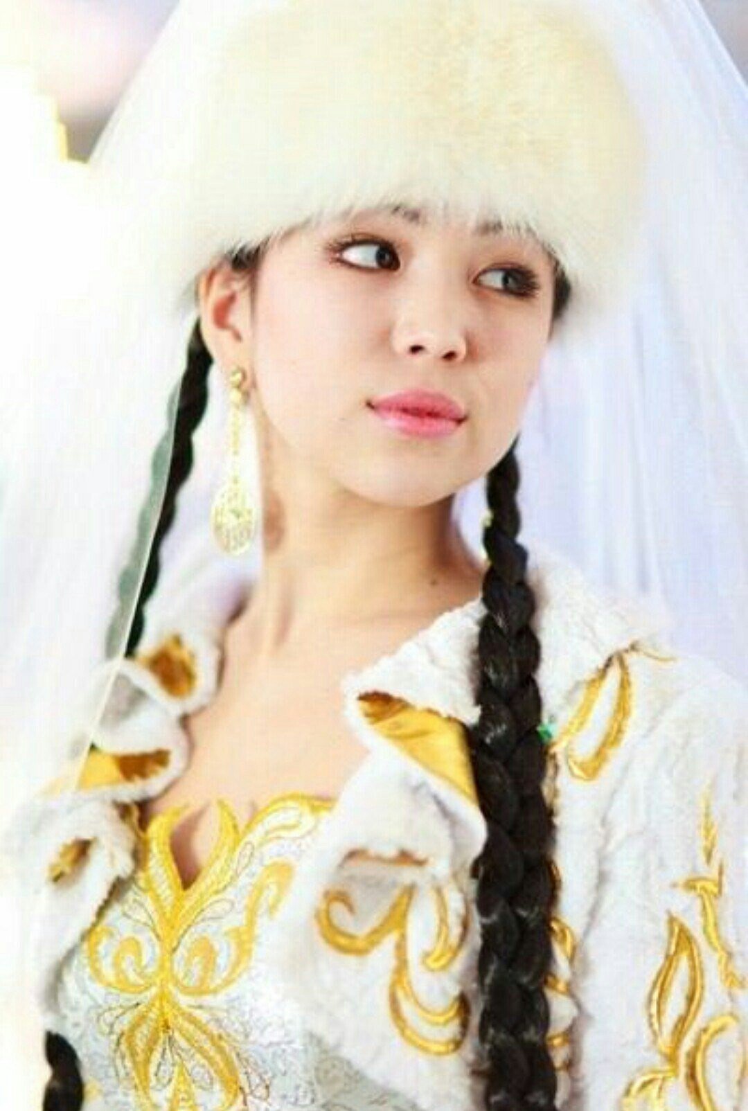 Сұлу қыздар әні. Казахские девушки. Казахский костюм женский. Кыргызская Национальная одежда.