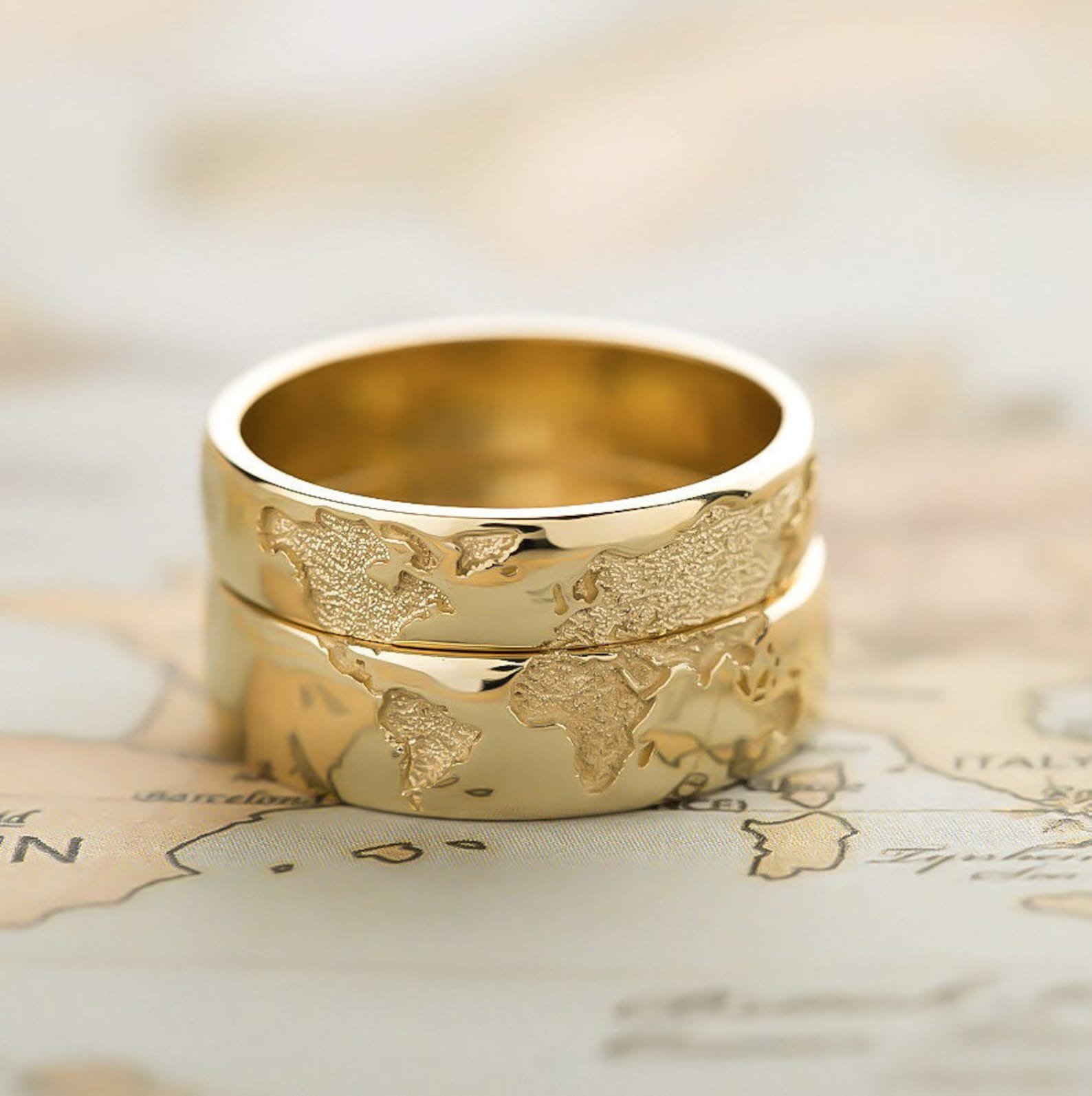 Золотые кольца 2022. Золотой прииск обручальные кольца. Необычные обручальные кольца. Необычные Свадебные кольца. Дизайнерские Свадебные кольца.