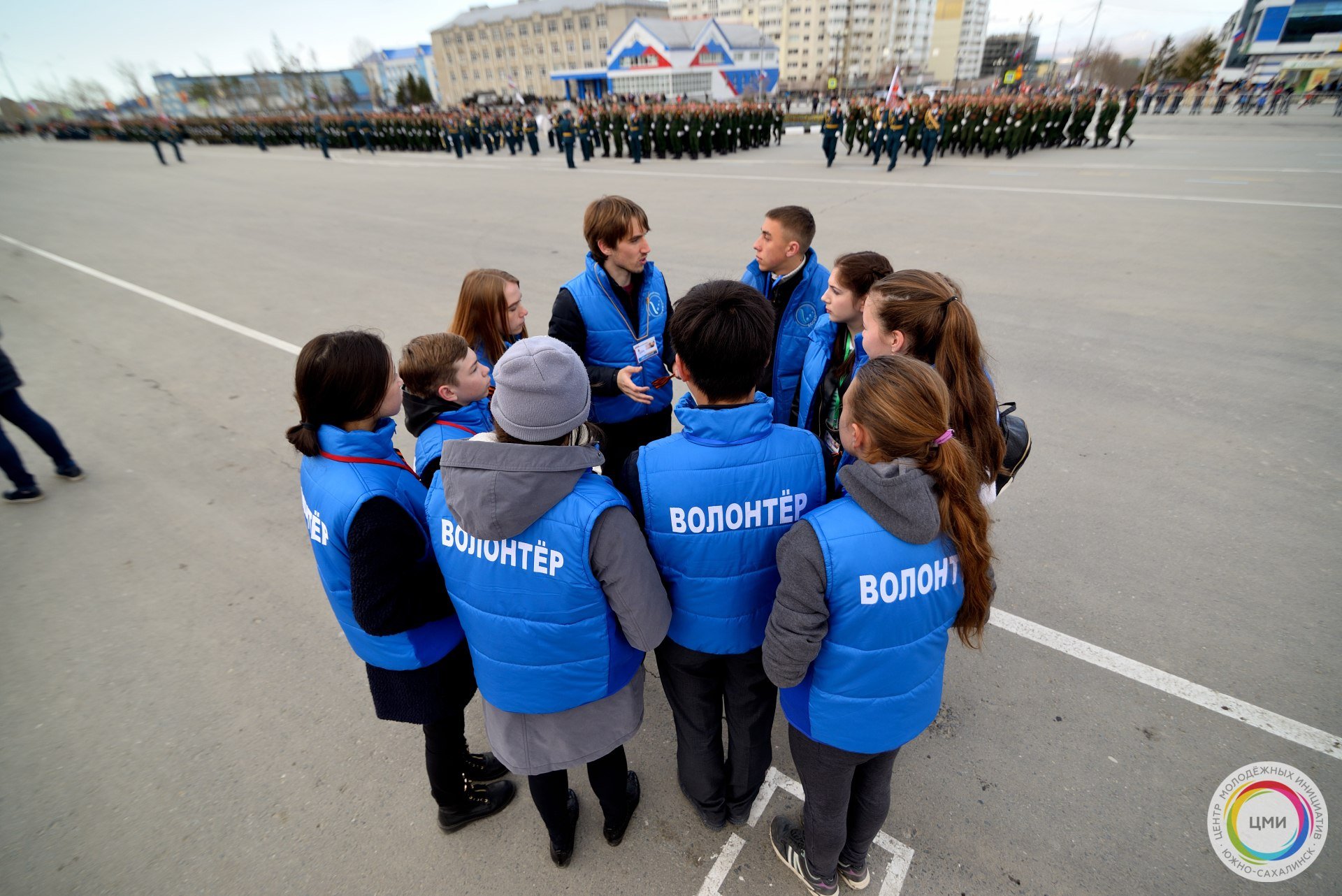 Первая волонтерская организация. Современные волонтеры. Волонтерские организации. Современное волонтерство в РФ. Фотосессия волонтеров.