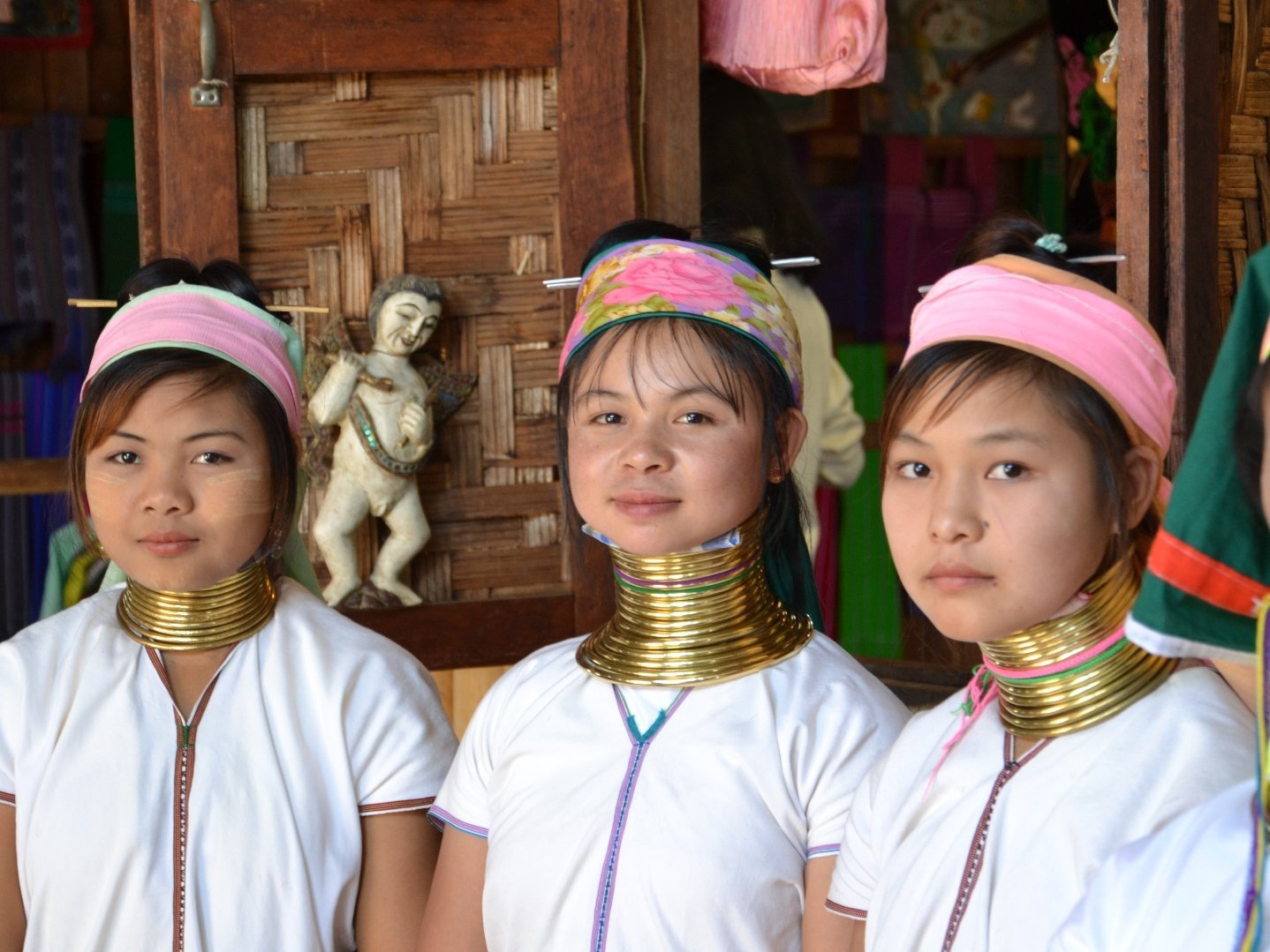Длинная шея длинная жизнь. Племя Падаунг. Народ Падаунг в Бирме. Женщины Жирафы племени Падаунг. Таиланд - падаунги.