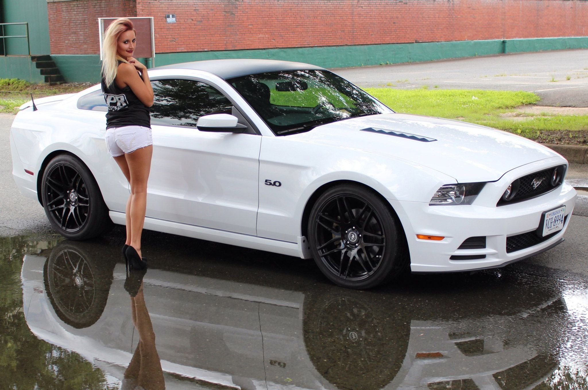 One of the girls streets white mustang. Девушки и Мустанг. Девушка в белом мустанге. Девушки и автомобили Ford Mustang. Красивые девушки с машиной Мустанг.