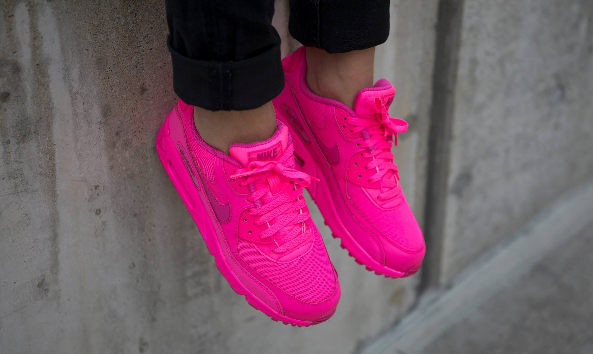 Кроссовки с розовыми шнурками. Nike Air Max розовый неон 90. Nike Air Max 90 ярко розовые. Fila кроссовки фуксия. Кроссовки Nike Air Pink.