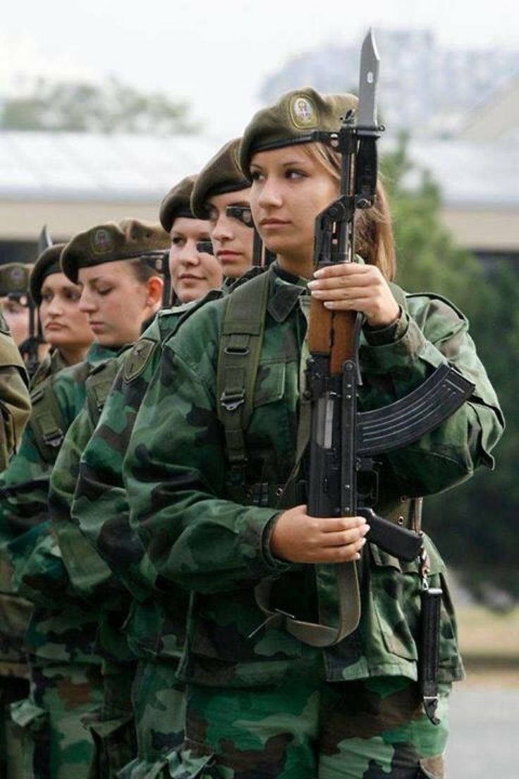 Кто такие военные. Девушки военные. Женщины военнослужащие. Девушка военнослужащая. Девушки в армии.
