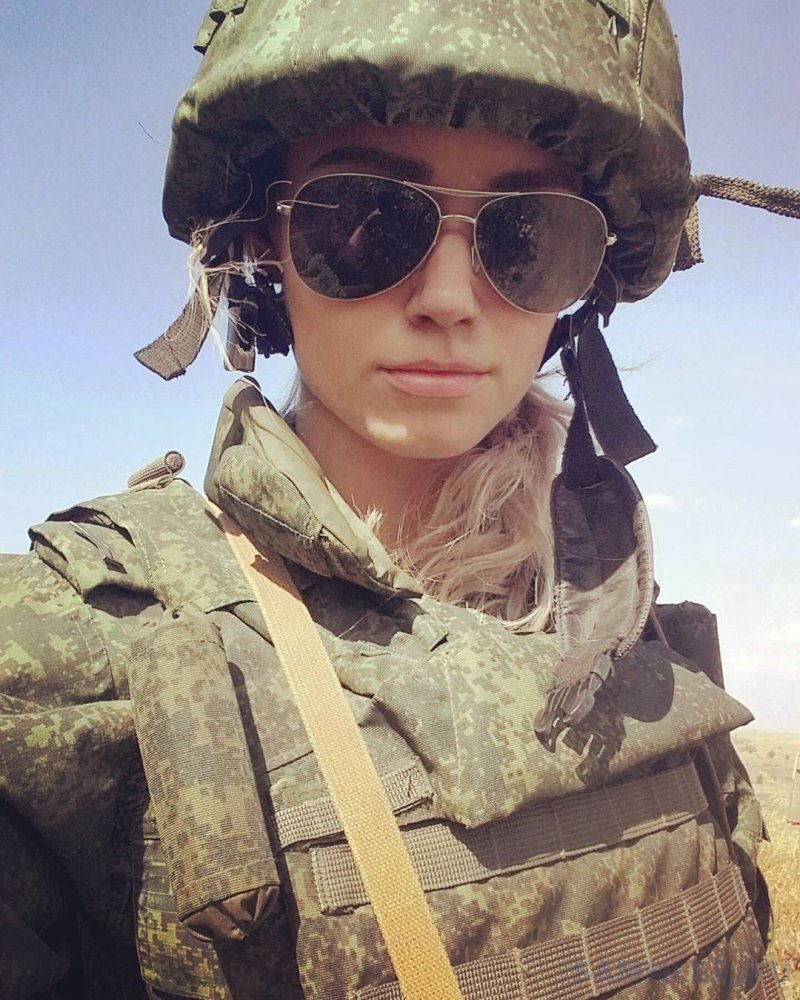 Армейская женщина. Девушки военные. Девушки в военной форме.