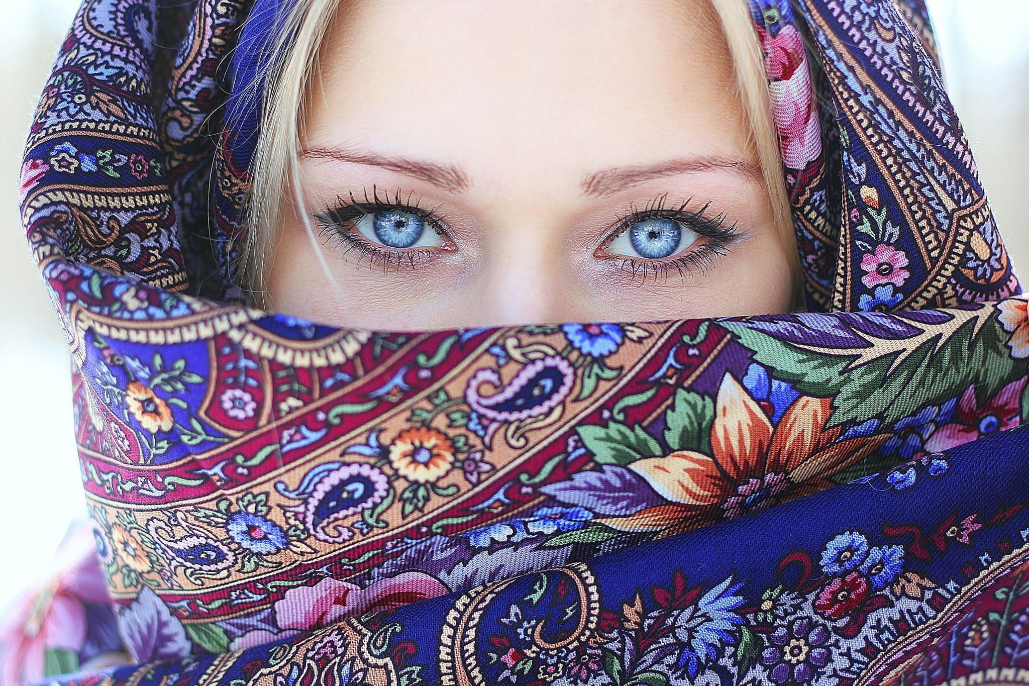 Каким цветом платок должен быть. Красивые платки. Павлопосадские платки. Красивая девушка в платке. Красивые русские платки.