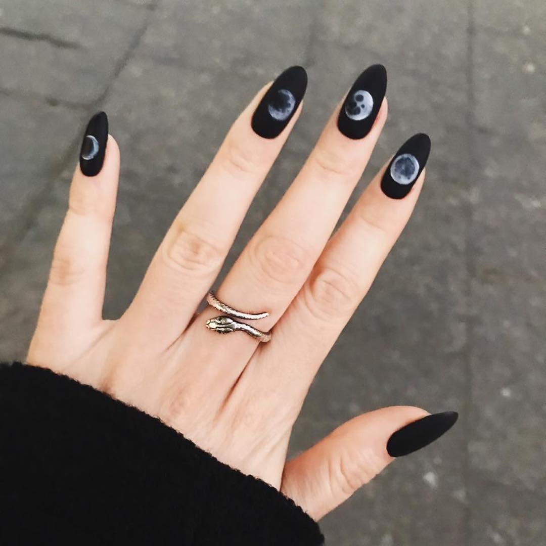 Средние черные ногти. Черный маникюр. Красивые черные ногти. Стильный черный маникюр. Чёрный маникюр на длинные ногти.