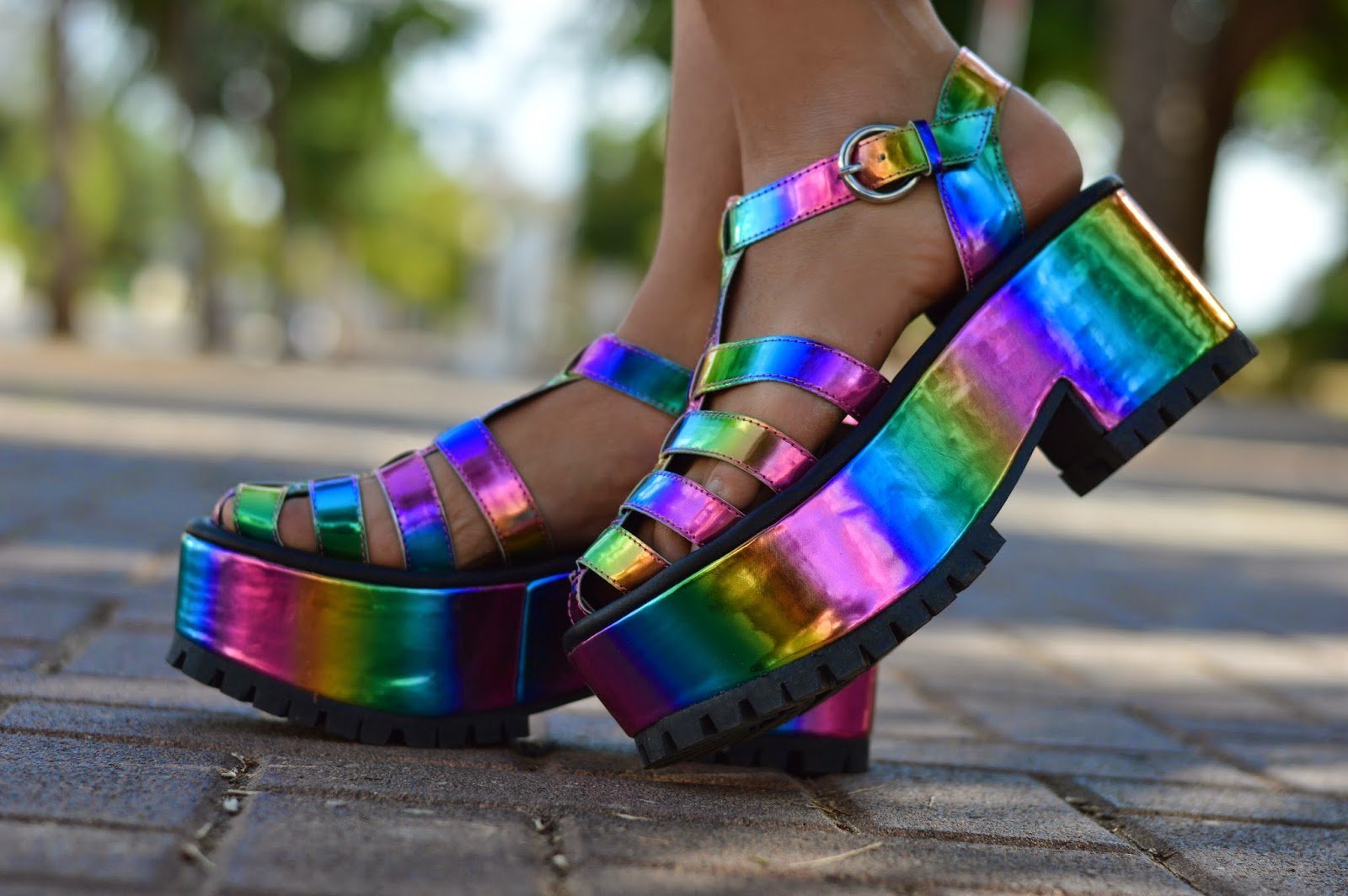 Яркая подошва. Босоножки разноцветные. Радужные туфли. Необычные босоножки. Разноцветная обувь.