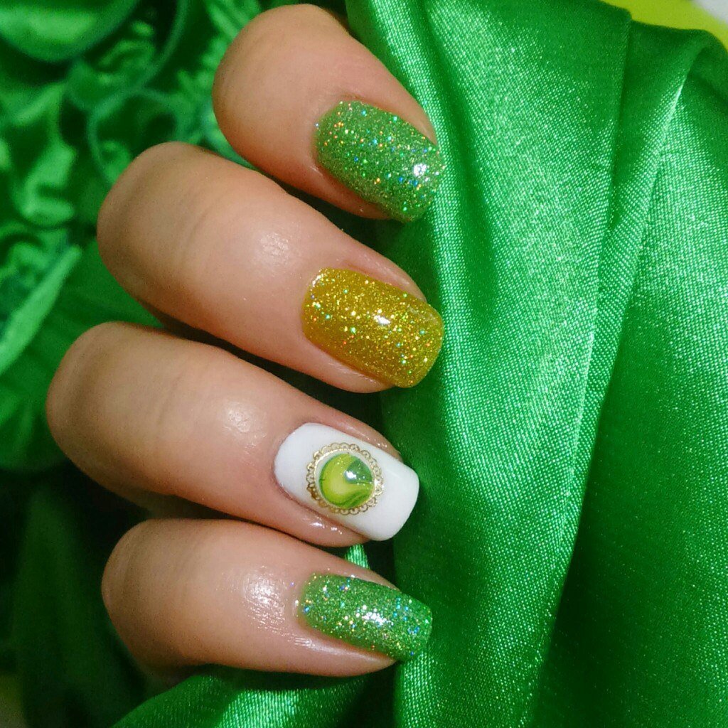 Зелено золотые ногти. Маникюр зеленый с золотом. Ногти зелёные с золотом. Салатовые ногти. Ногти салатовые с золотом.