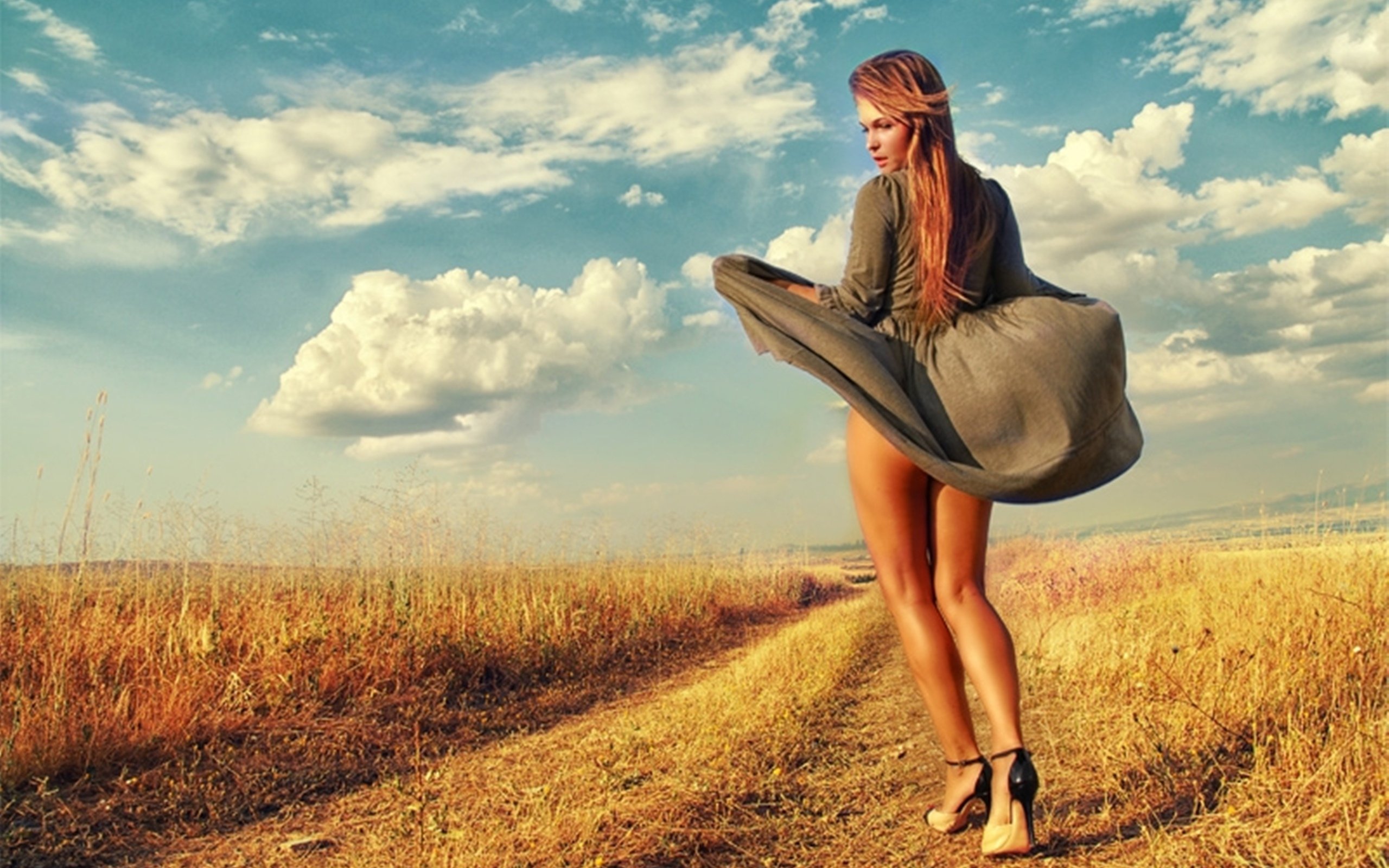 Пошла я женщины. Девушка в платье на ветру. Фотосессия в поле. Красивая женщина в поле. Девушка приподнимает плат.