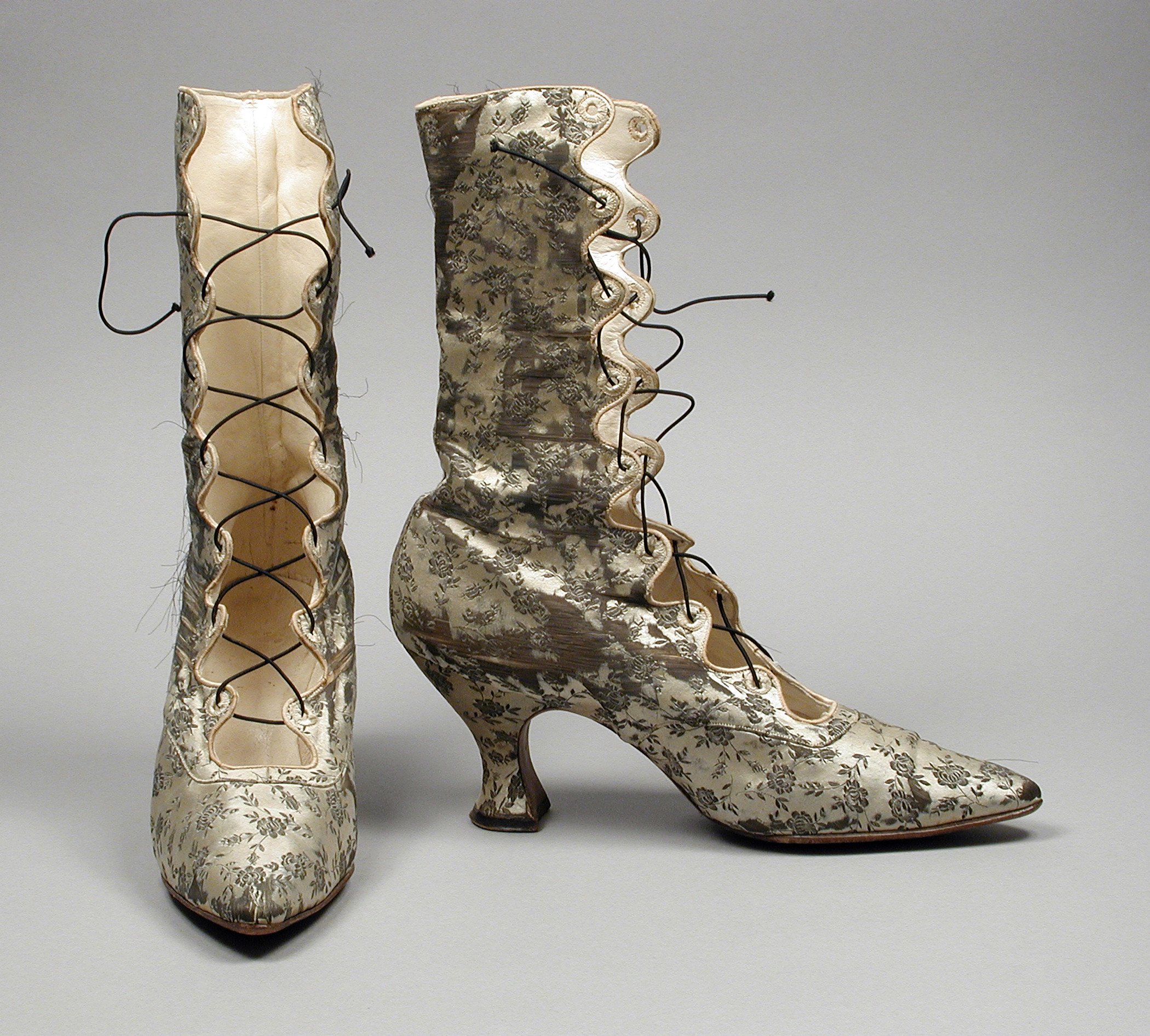 Средневековые туфли. Сапоги elegante Shoes. Старинные сапоги. Старинные женские сапоги. Обувь средневековья женская.