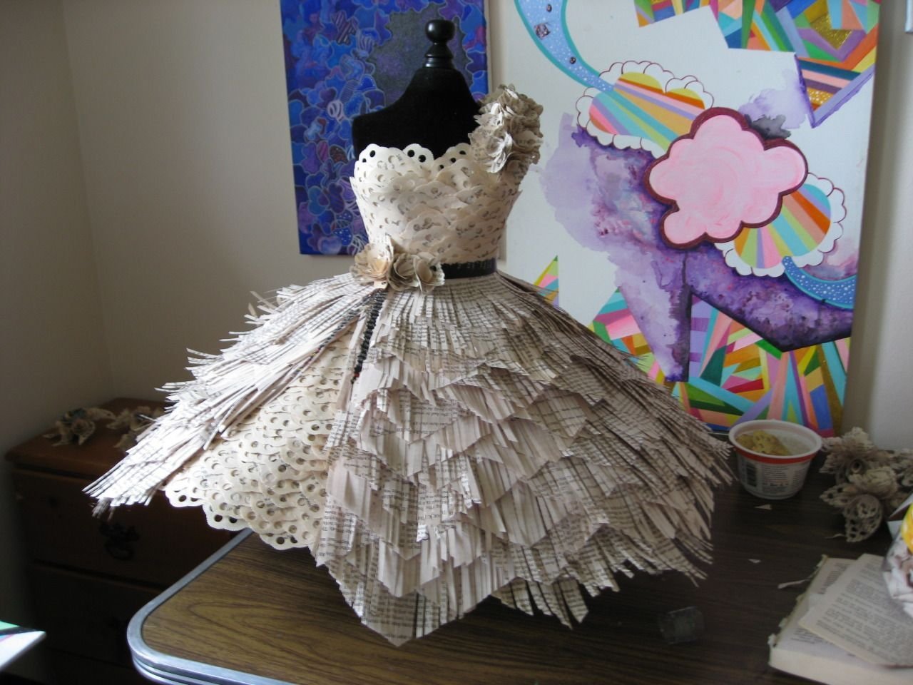 Из чего можно сделать платье. Бумажные платья. Платье из бросового материала. Платье из нетрадиционных материалов. Платье из необычных материалов.