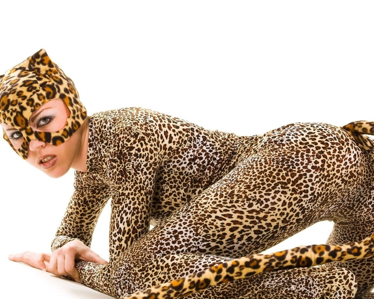Женщины в леопардовом зоопарке. Женщина в леопардовом костюме. Женщина леопард. Женщина в леопардовых лосинах. В леопардовых лосинах.