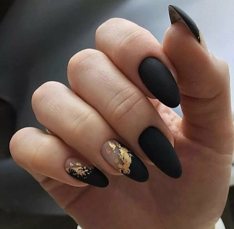 Черный с золотом маникюр с дизайном на миндалевидные ногти