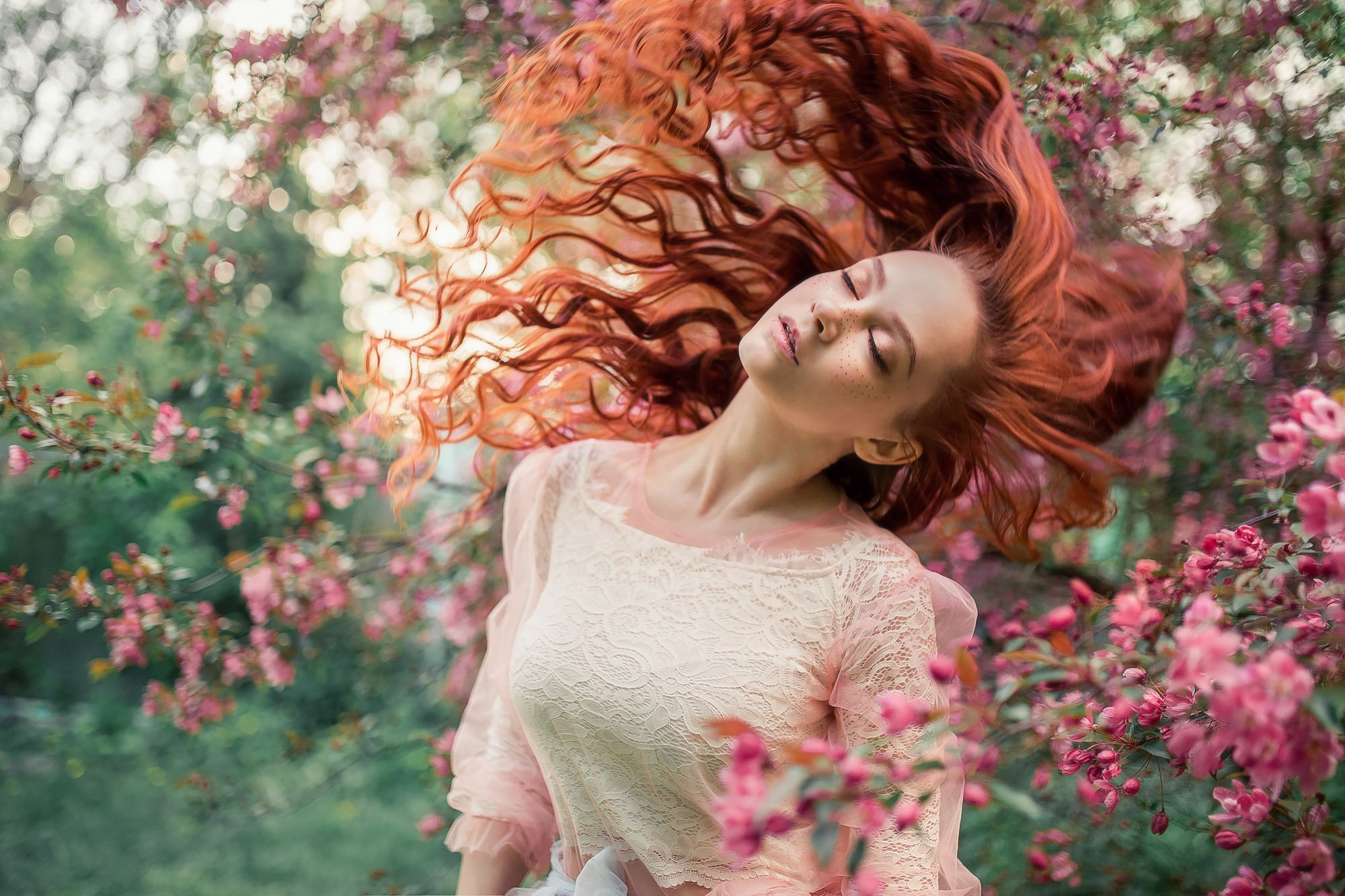 Кудри ветер. Рыжие девушки. Женщина с рыжими волосами. Рыжая девушка в цветах. Волосы развеваются на ветру.