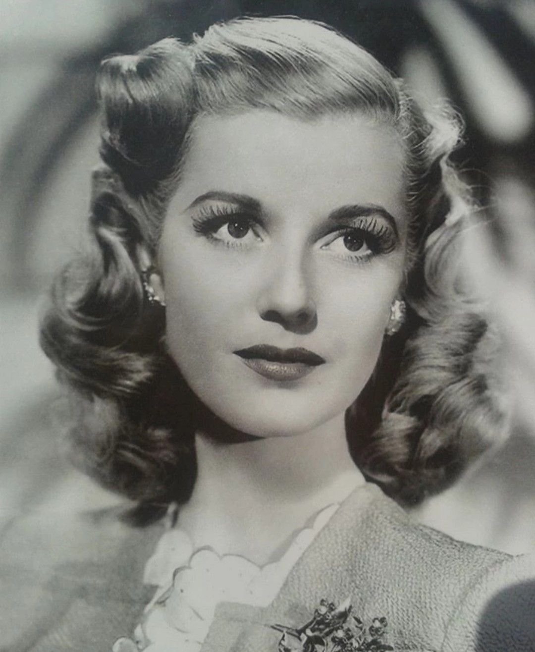 1940 х. Элис Вудраф 1940. 1940s Hairstyles. Прически Виктори Роллс 40 года. Причёски 40-х.