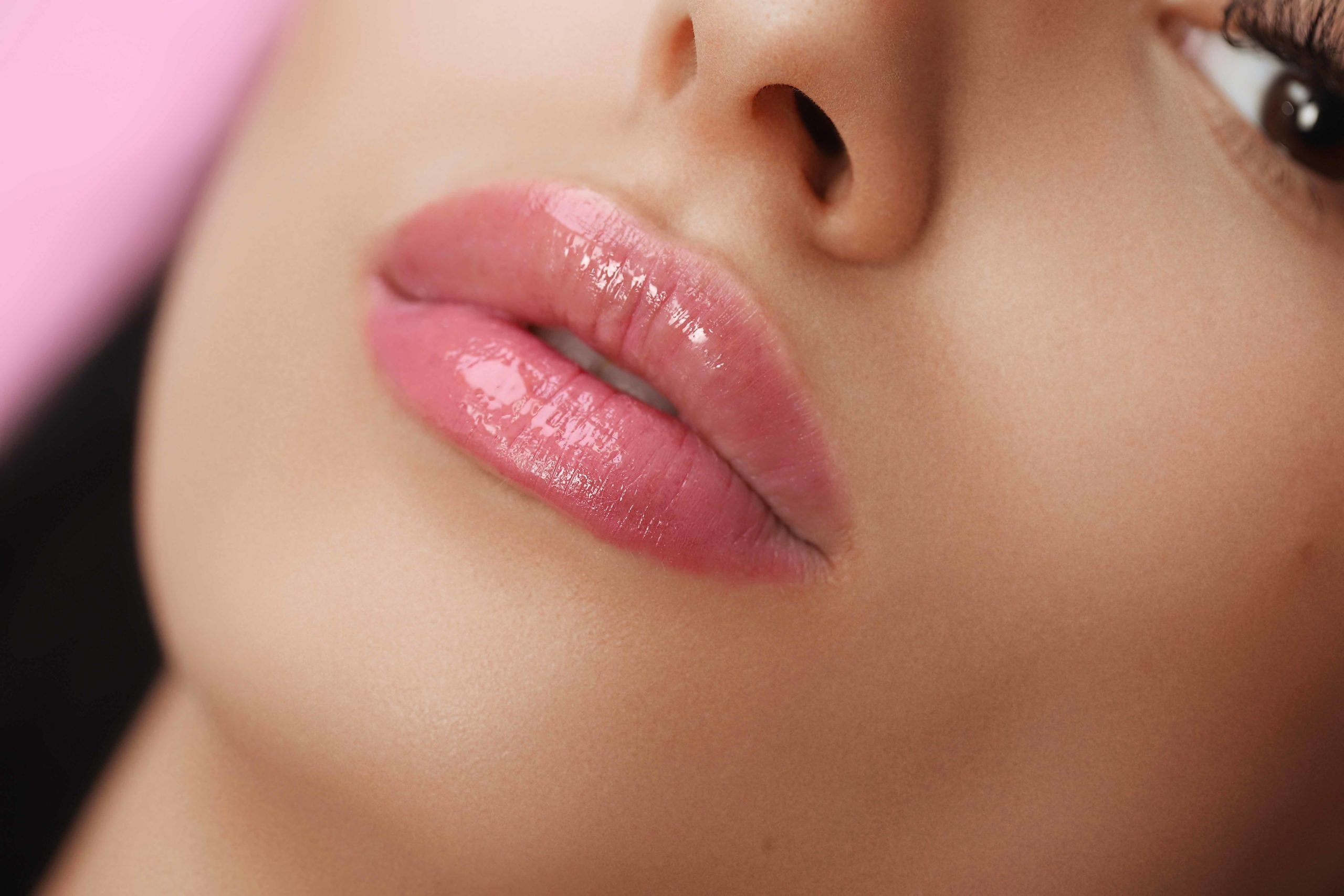 Нежный губы хочу. Перментальный макияж губ. Техника татуажа губ «Lip Light». Перманент макияж губ. Татуаж губ контур с растушевкой.