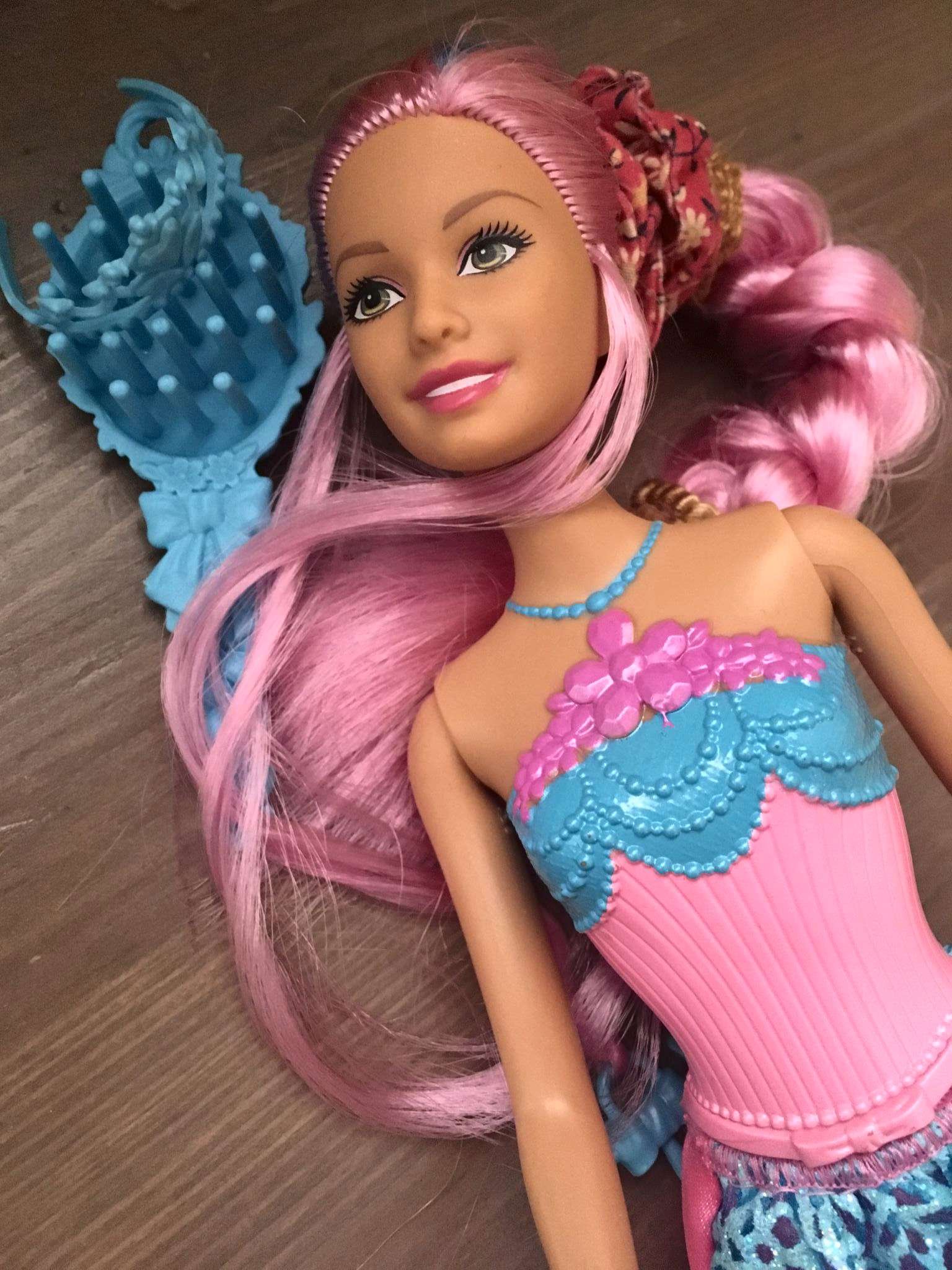 Барби с розовыми волосами. Кукла Барби с розовыми волосами. Барби с длинными розовыми волосами. Кукла-принцесса с розовыми волосами. Барби Русалка с длинными волосами.