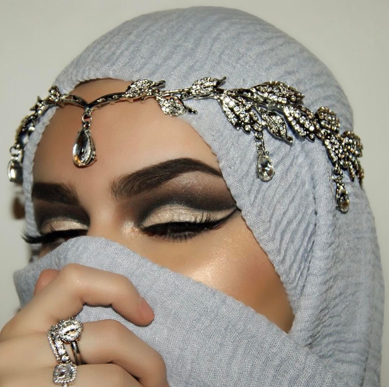 Мусульманские брови. Макияж мусульманки. Мусульманский макияж. Женские мусульманские брови.