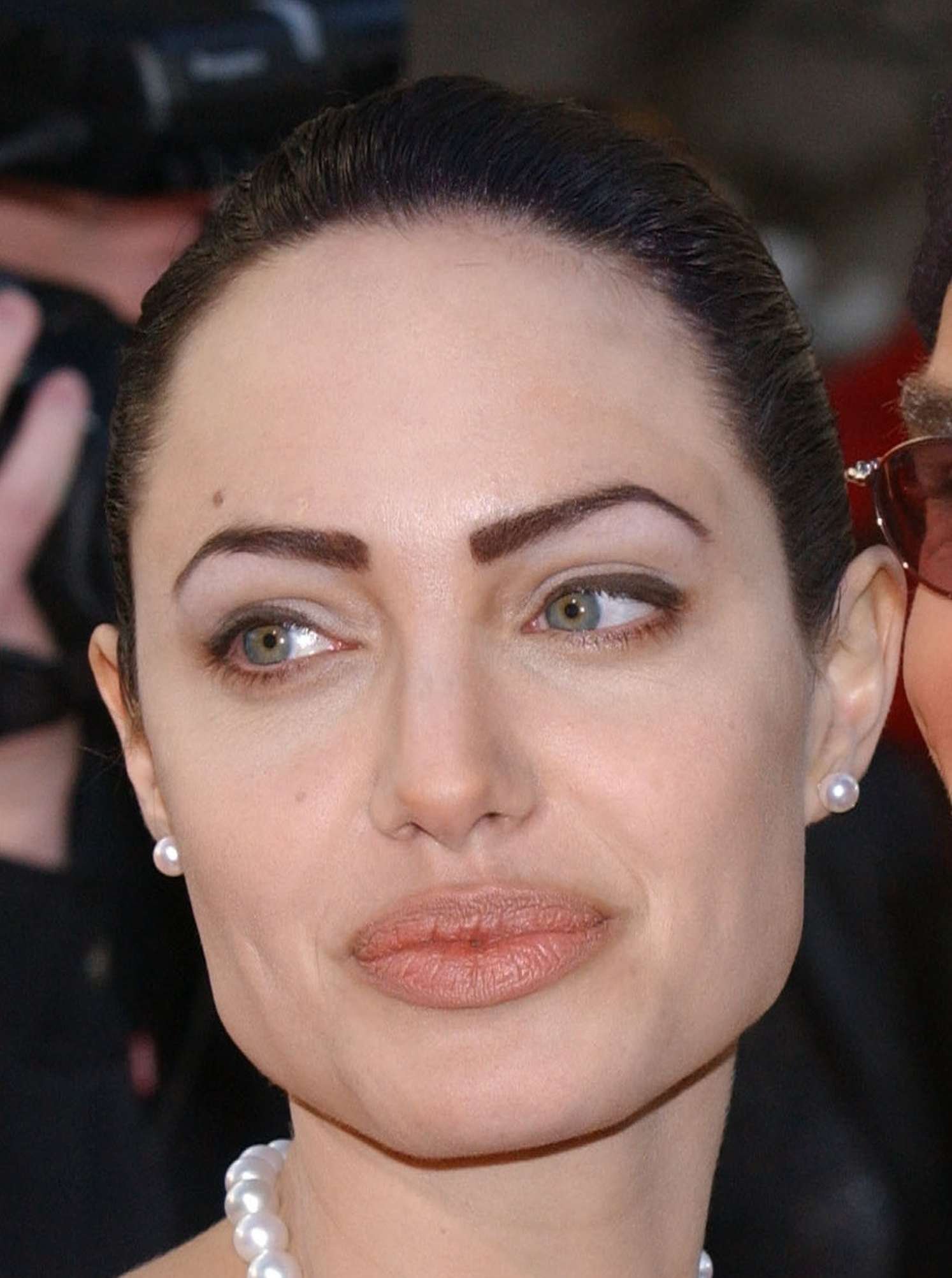 Злые брови. Брови Анджелины Джоли. Анджелина Джоли неудачный макияж. Анджелина Джоли брови 2000. Анджелина Джоли брови 2002.
