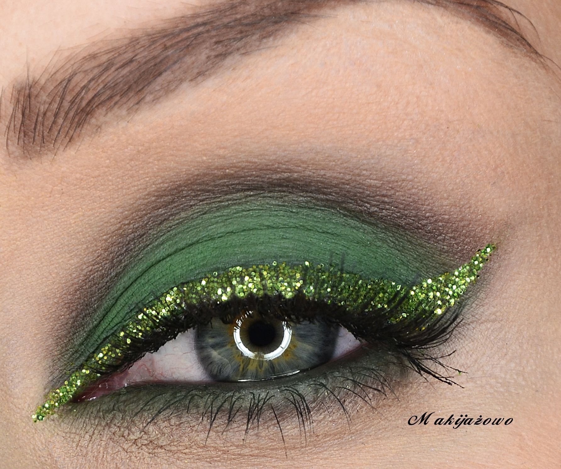 Болотные тени. Зеленый макияж. Макияж с зелеными блестками. Зеленый глиттер для глаз. Макияж с салатовыми тенями.